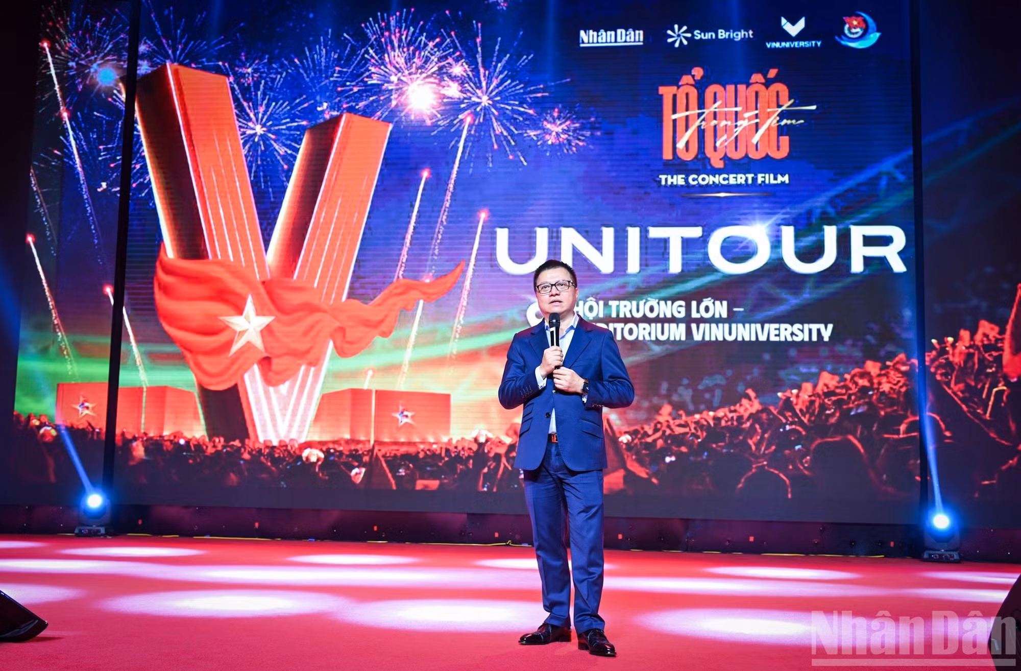 Le Quoc Minh, miembro del Comité Central del Partido Comunista de Vietnam, presidente-editor de Nhan Dan, subjefe de la Comisión de Propaganda y Movilización de Masas del Comité Central del Partido, y presidente de la Asociación de Periodistas del país, habla en la sesión.