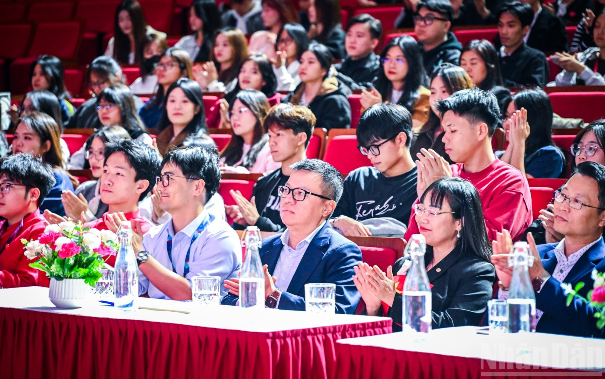 Delegados del periódico Nhan Dan y la Universidad VinUniversity.