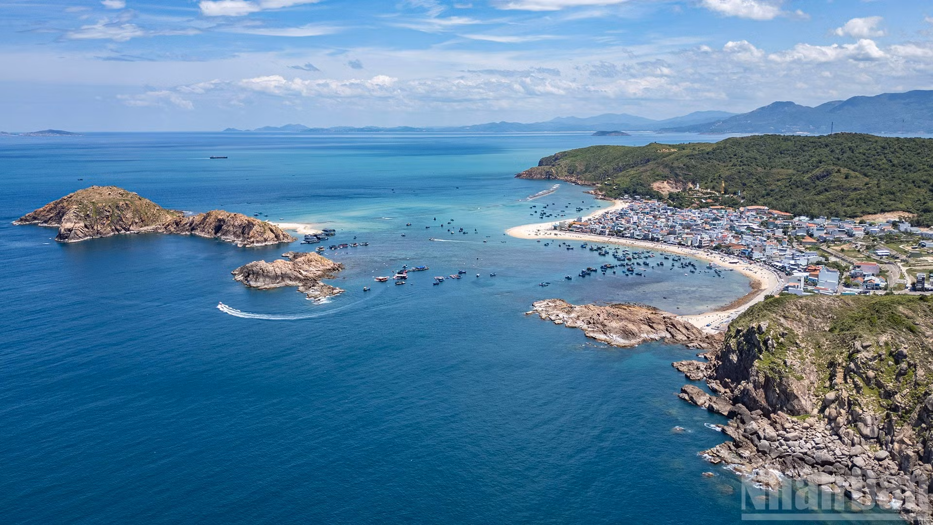 La aldea pesquera de Nhon Hai está rodeada por la inmensidad de bosques y montes, y bañada por el océano.