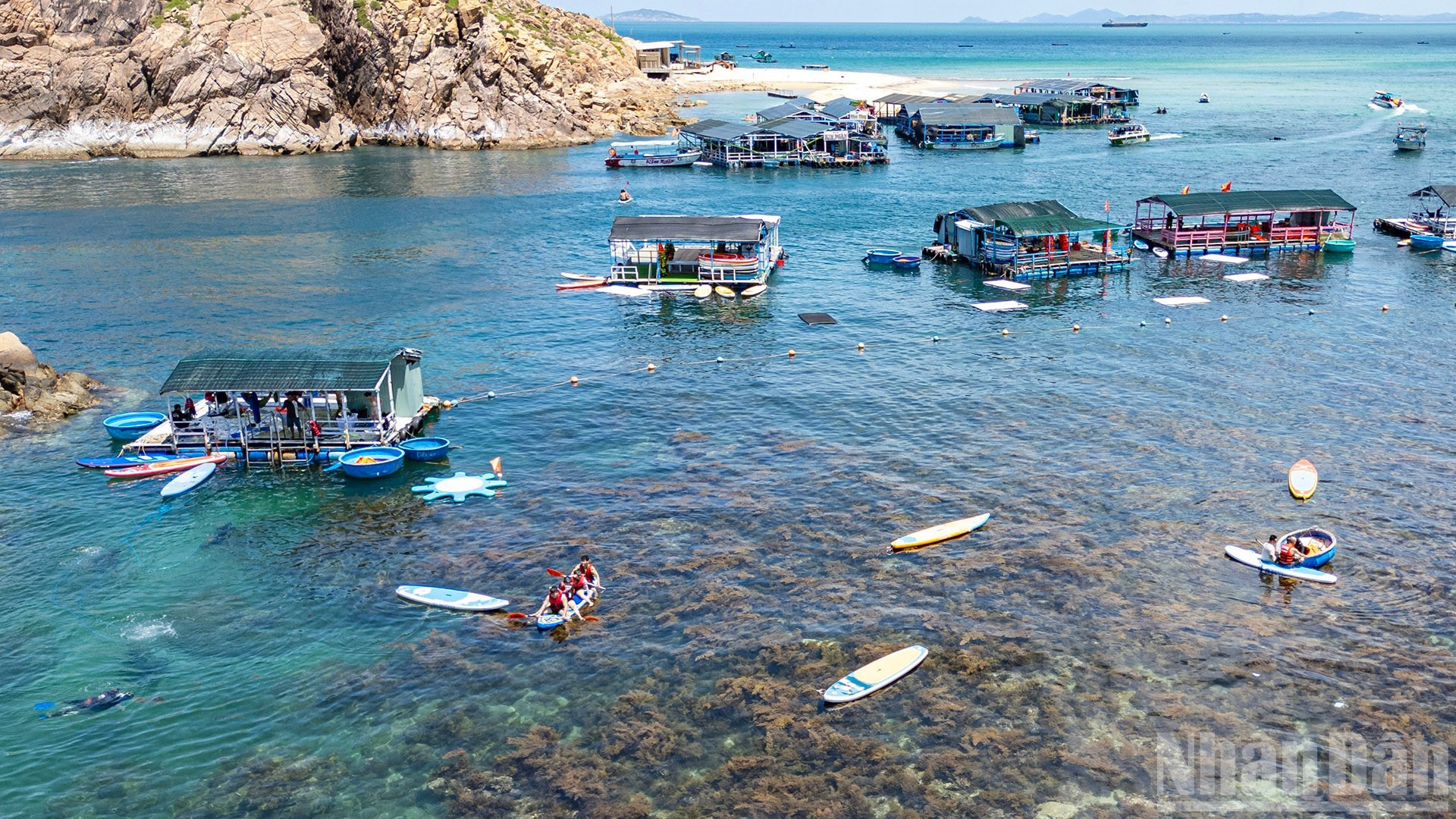 El buceo para contemplar los arrecifes coralinos y el surf de remo son las actividades preferidas de los turistas. El buceo para contemplar los arrecifes coralinos y el surf de remo son las actividades preferidas de los turistas.