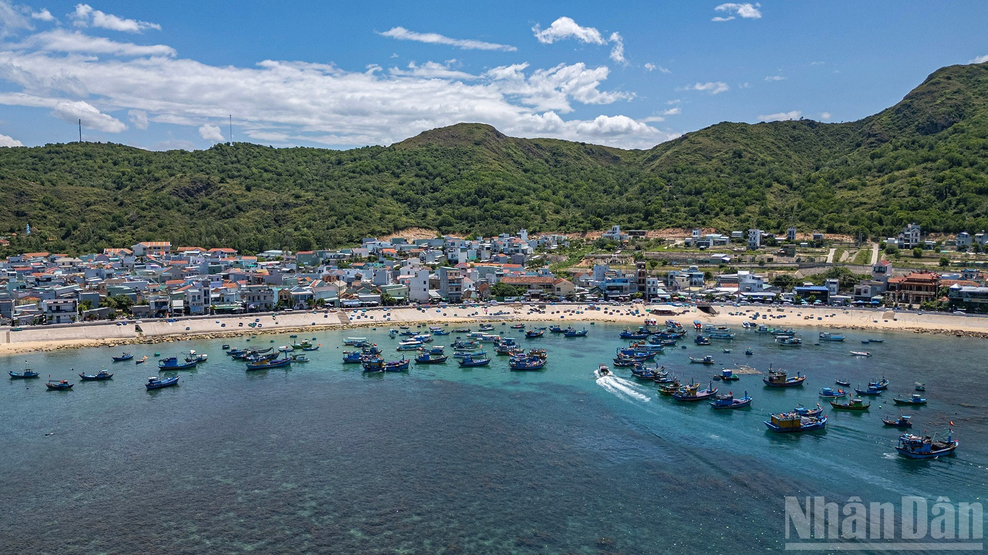 Los centenares de barcos amarrados aquí pintan un paisaje sereno característico de una aldea pesquera de la región central del país. Los centenares de barcos amarrados aquí pintan un paisaje sereno característico de una aldea pesquera de la región central del país.
