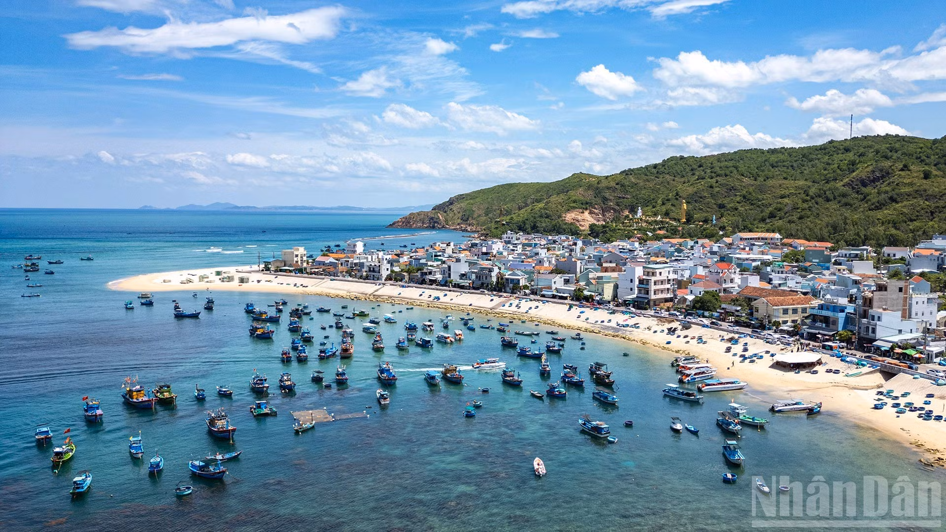 Los barcos también se han incorporado a las actividades turísticas.
