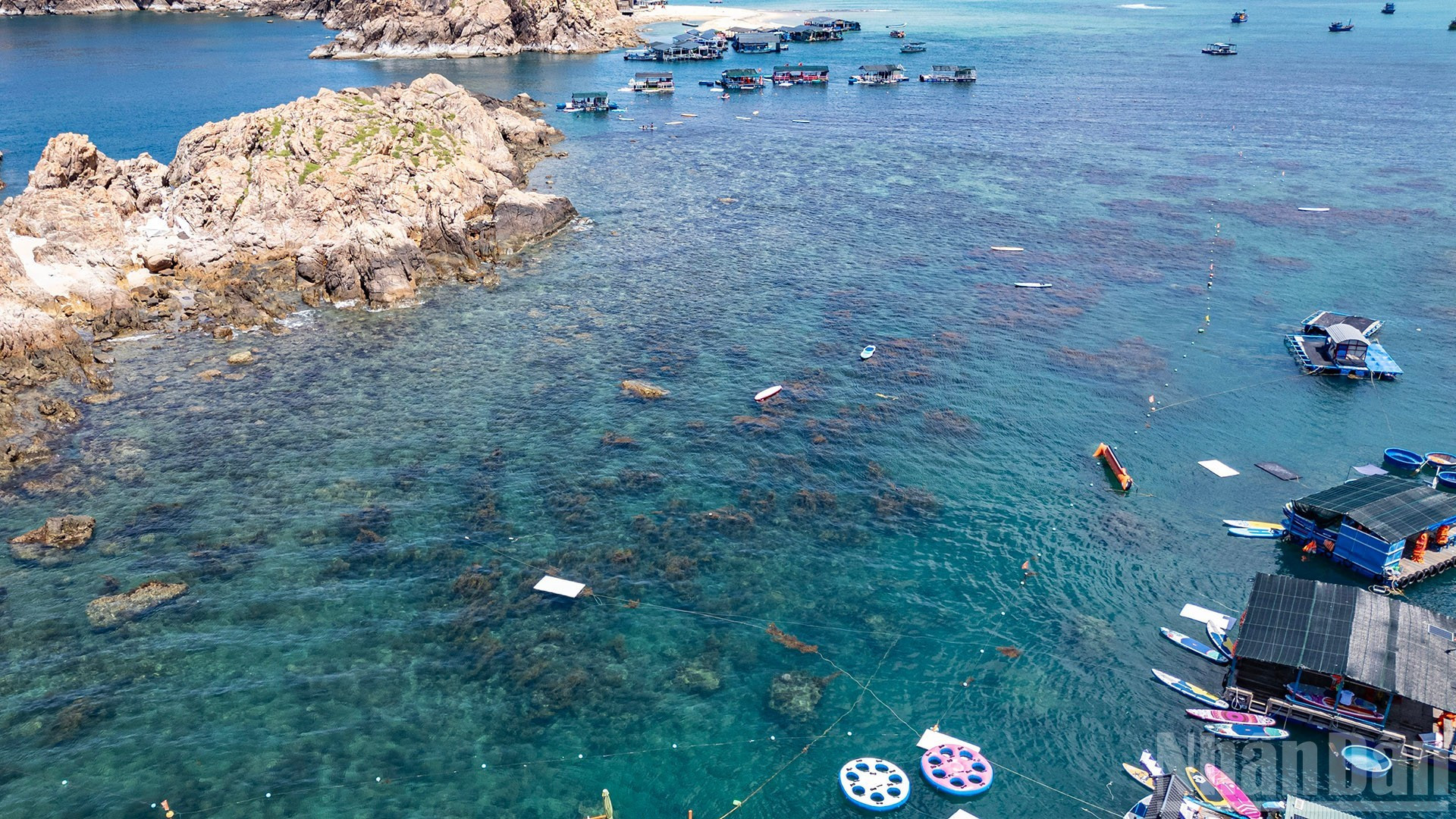 El mar cristalino de Nhon Hai visto desde arriba. El mar cristalino de Nhon Hai visto desde arriba.