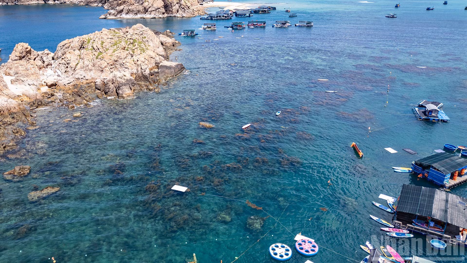 El mar cristalino de Nhon Hai visto desde arriba.