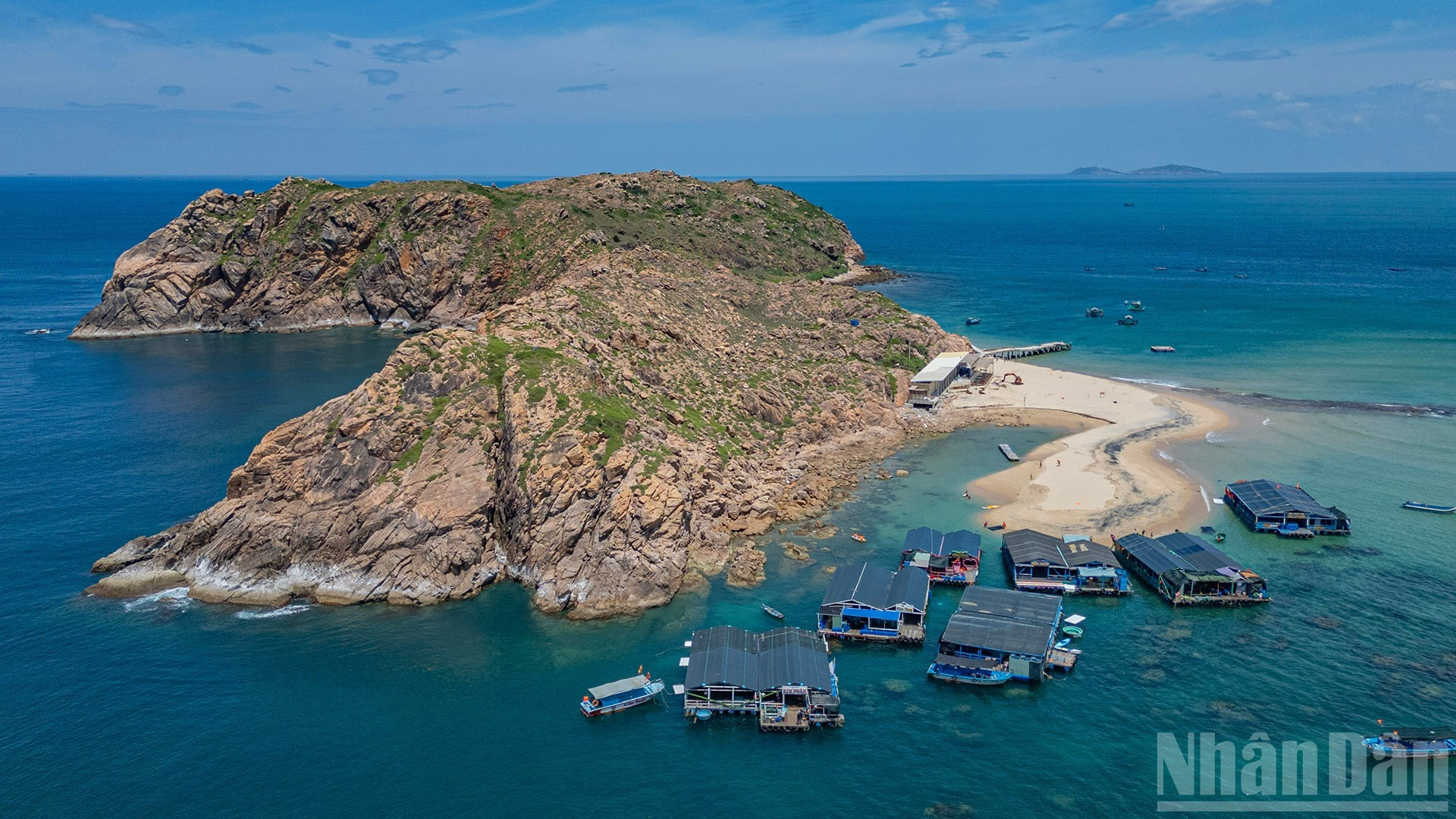 Hon Kho, una isla rocosa situada a solo 200 metros de la costa de Nhon Hai. Hon Kho, una isla rocosa situada a solo 200 metros de la costa de Nhon Hai.