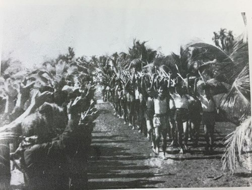 Miembros de la organización sociopolítica “Thanh nien Tien Phong” (Juventud a la Vanguardia), activa en Cochinchina durante 1945 y una fuerza principal en el Levantamiento general de ese año. Sostienen armas puntiagudas de bambú de la especie Thyrsostachys siamensis. (Foto: Archivo del portal del Comité del Partido en Ciudad Ho Chi Minh) Miembros de la organización sociopolítica “Thanh nien Tien Phong” (Juventud a la Vanguardia), activa en Cochinchina durante 1945 y una fuerza principal en el Levantamiento general de ese año. Sostienen armas puntiagudas de bambú de la especie Thyrsostachys siamensis. (Foto: Archivo del portal del Comité del Partido en Ciudad Ho Chi Minh)