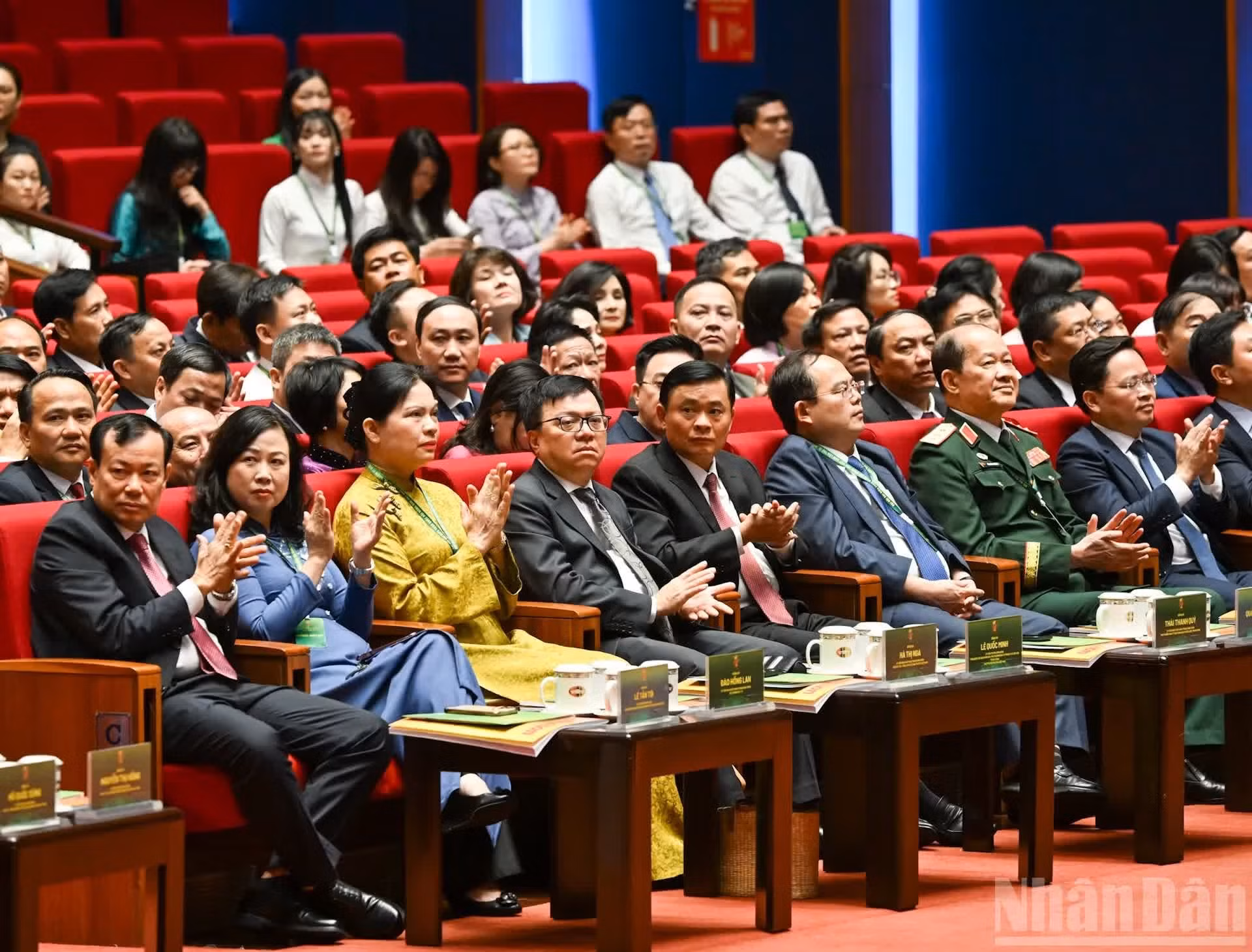 Dirigentes y exdirigentes del Partido y del Estado vietnamitas, junto con demás delegados a la inauguración de la cita.