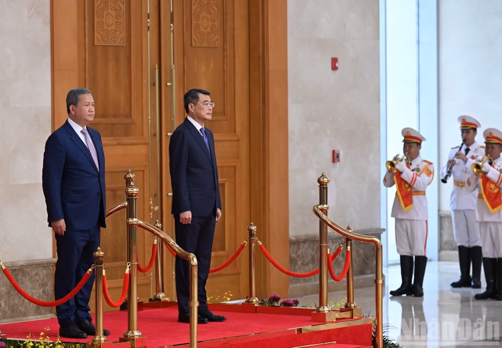 El primer ministro de Vietnam, Le Minh Hung, y su homólogo de Camboya, Samdech Moha Borvor Thipadei Hun Manet, en el acto de saludo a la bandera.