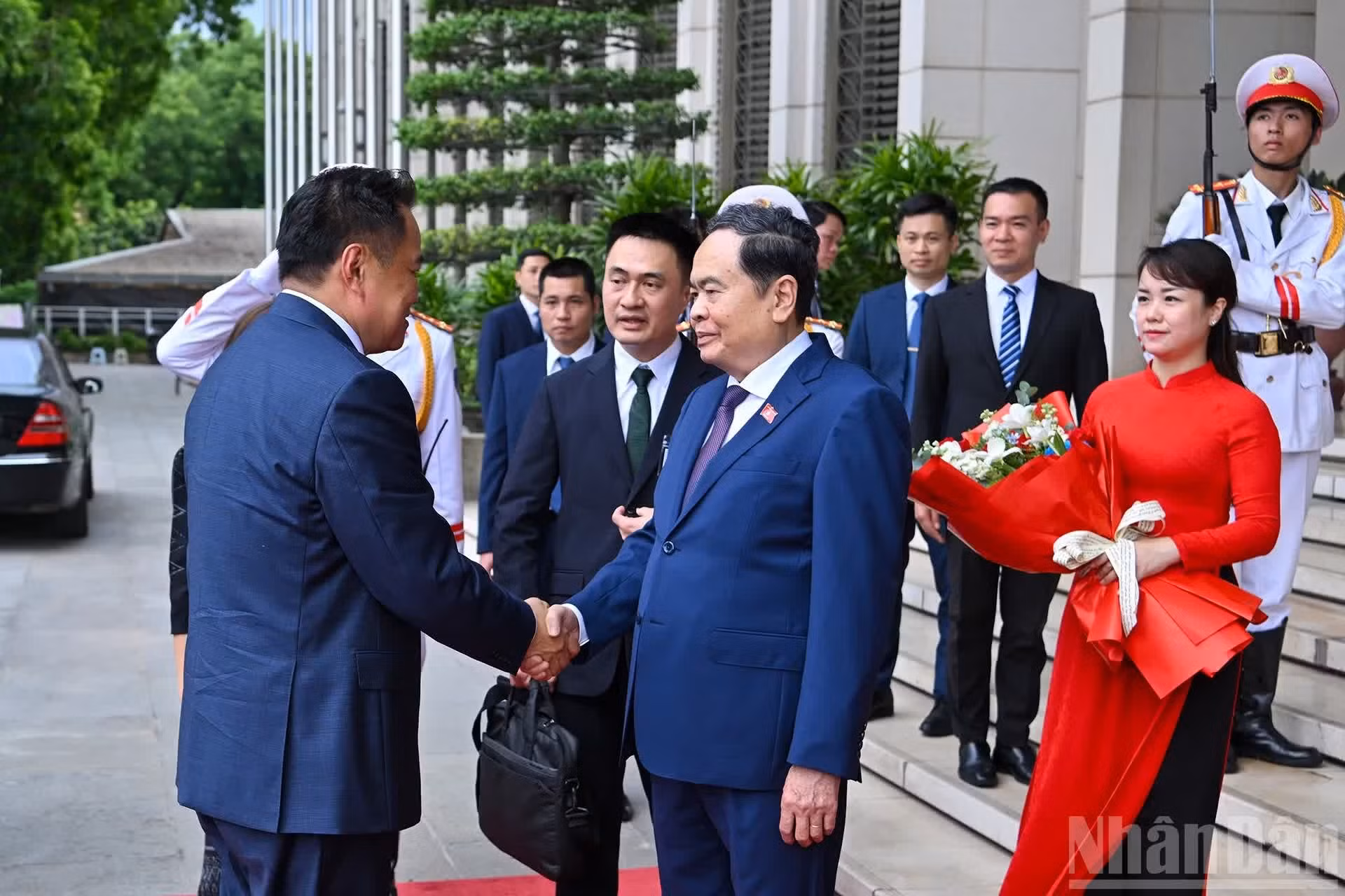 El primer ministro de Tailandia, Anutin Charnvirakul, bienvenido por el presidente de la Asamblea Nacional de Vietnam, Tran Thanh Man.