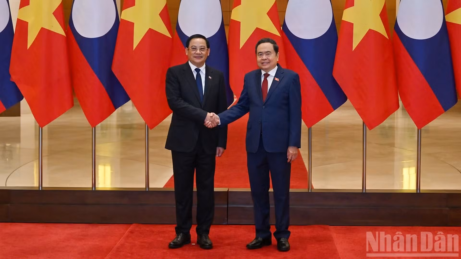 El presidente de la Asamblea Nacional de Vietnam, Tran Thanh Man (derecha), y el primer ministro de Laos, Sonexay Siphandone.