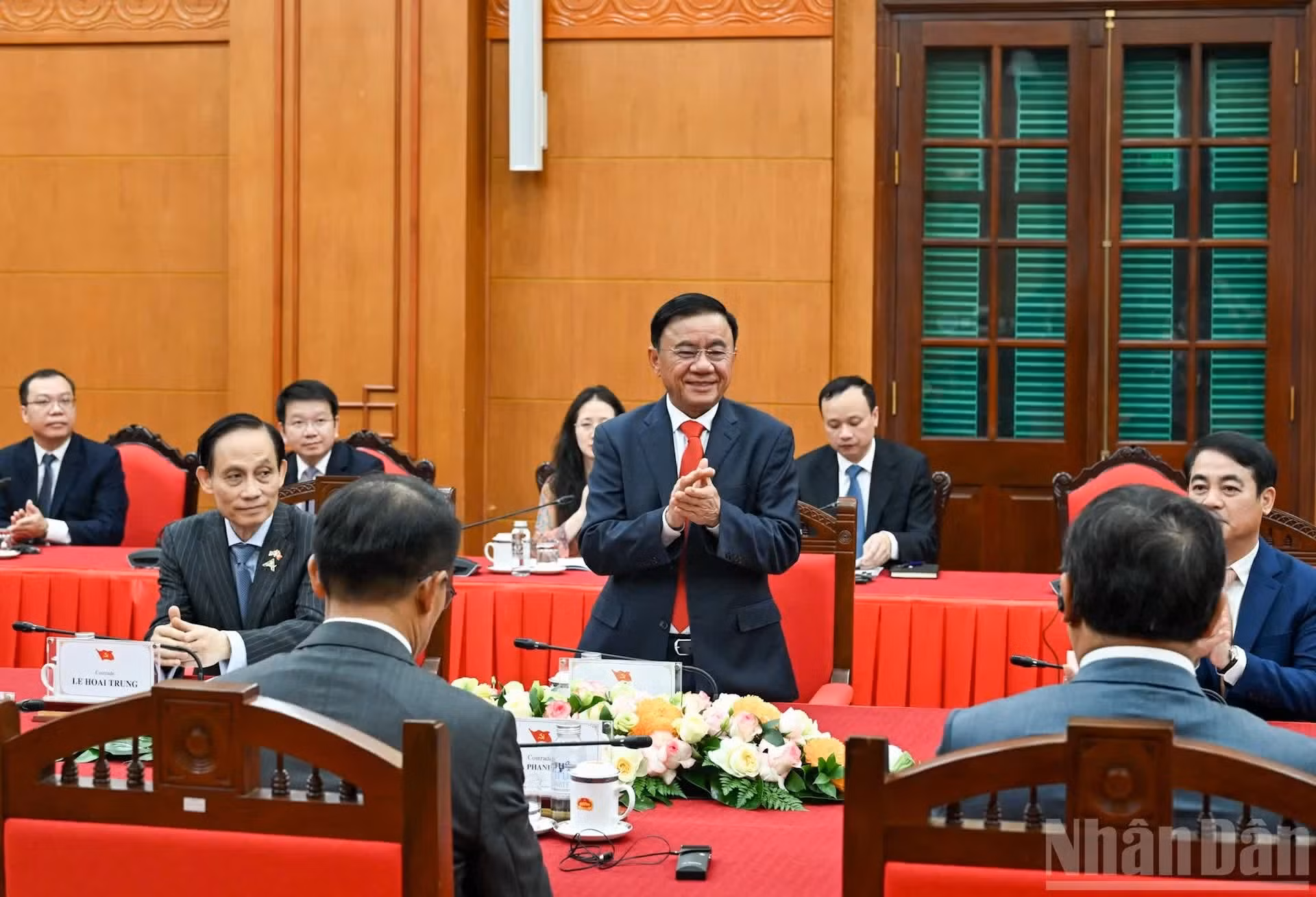 El miembro del Buró Político e integrante permanente del Secretariado del Comité Central del Partido Comunista de Vietnam, Tran Cam Tu, preside la reunión.