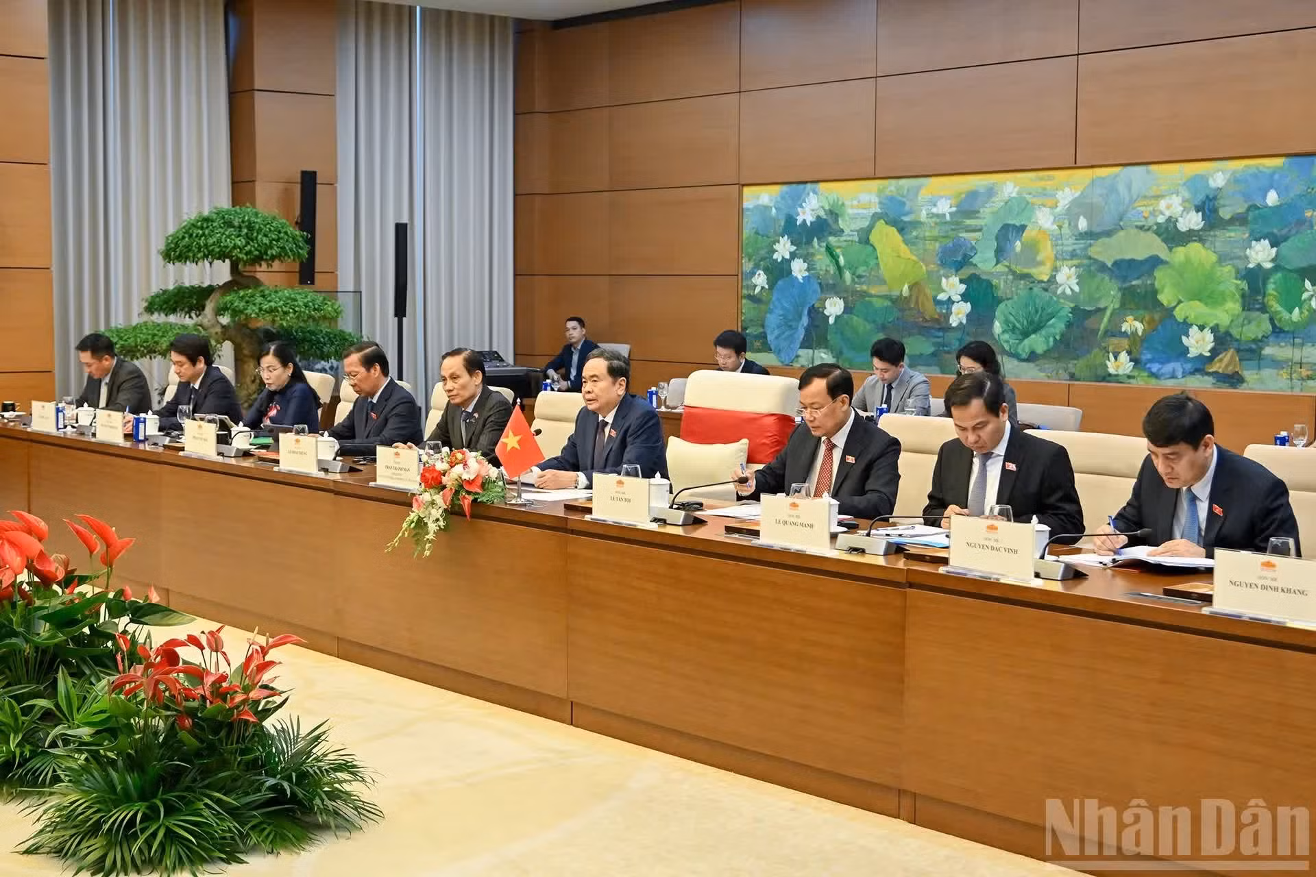 El presidente de la Asamblea Nacional de Vietnam, Tran Thanh Man, y representantes del país en la cita.