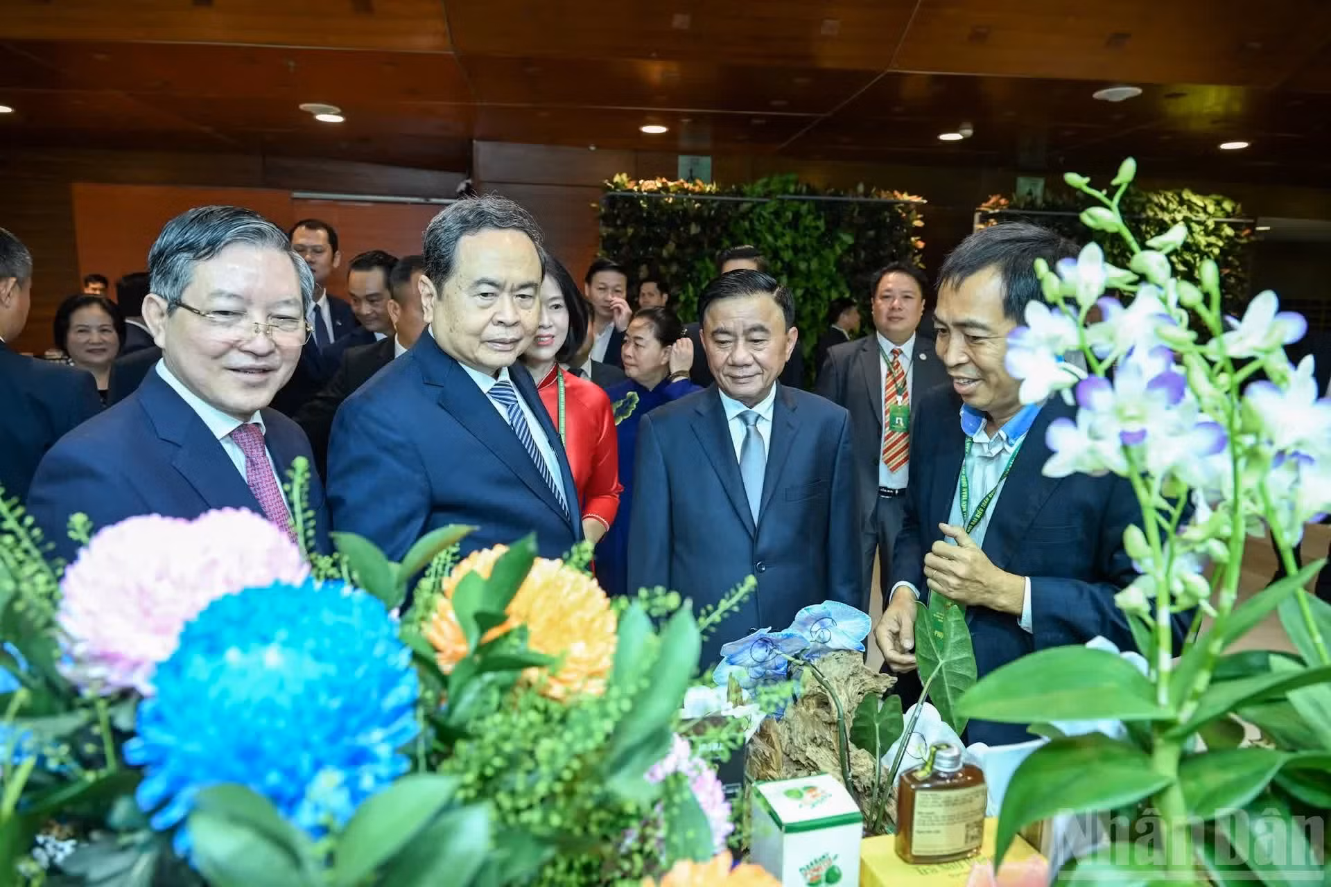 El presidente de la Asamblea Nacional, Tran Thanh Man, y el miembro permanente del Secretariado del Comité Central del Partido Comunista de Vietnam, Tran Cam Tu, recorren los stands de productos agrícolas instalados en el evento.
