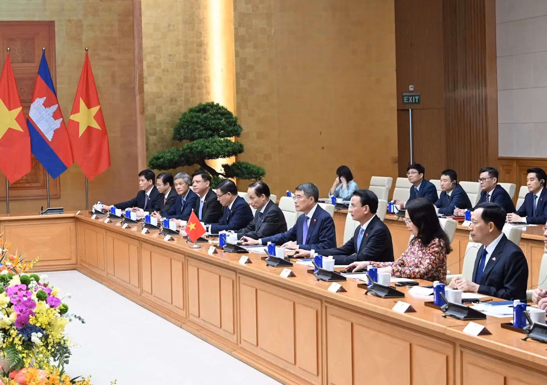 El primer ministro Le Minh Hung y miembros del Gobierno vietnamita.