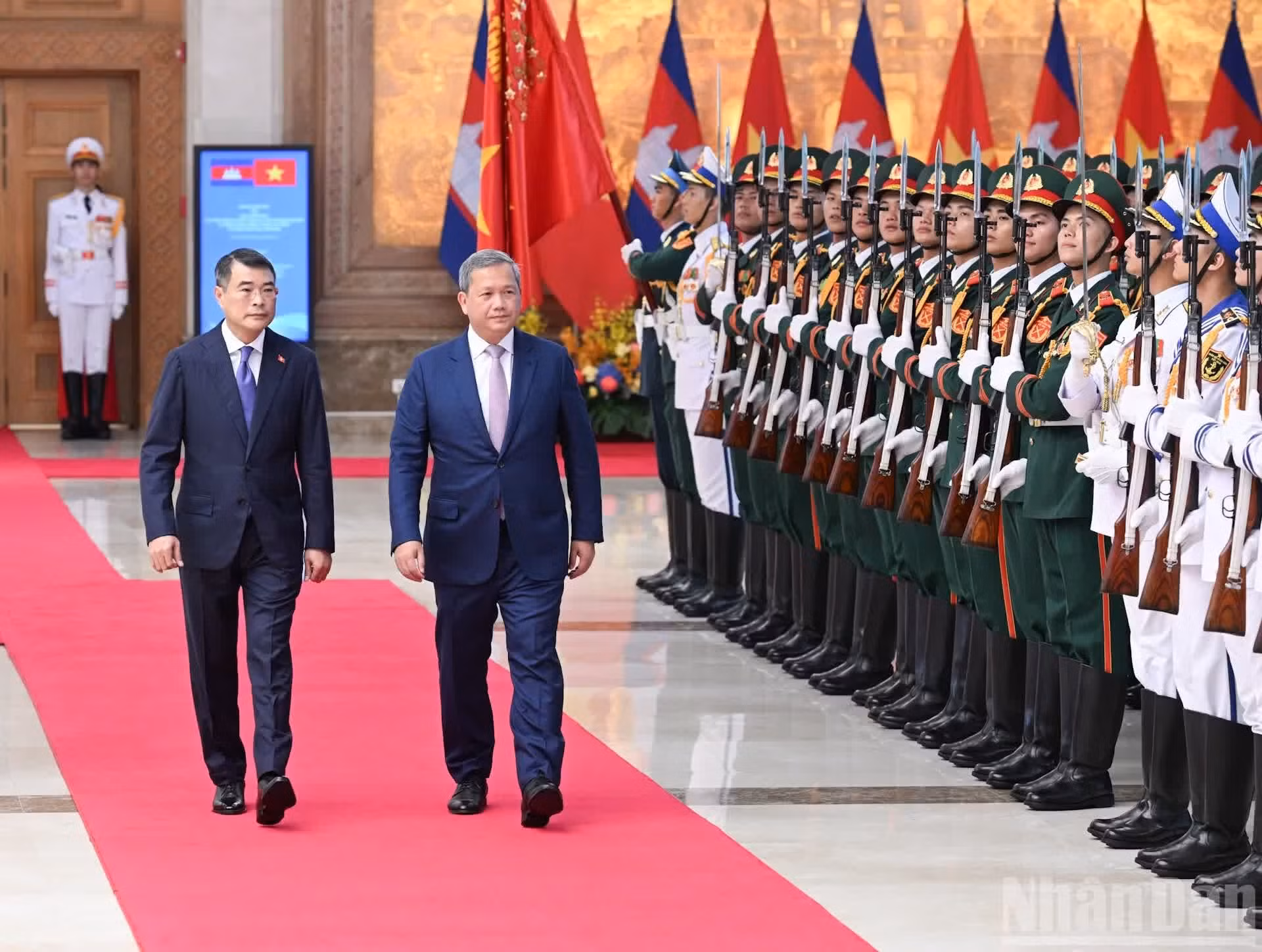 El primer ministro de Vietnam, Le Minh Hung, y su homólogo de Camboya, Samdech Moha Borvor Thipadei Hun Manet, pasan revista a la guardia de honor del Ejército Popular de Vietnam.