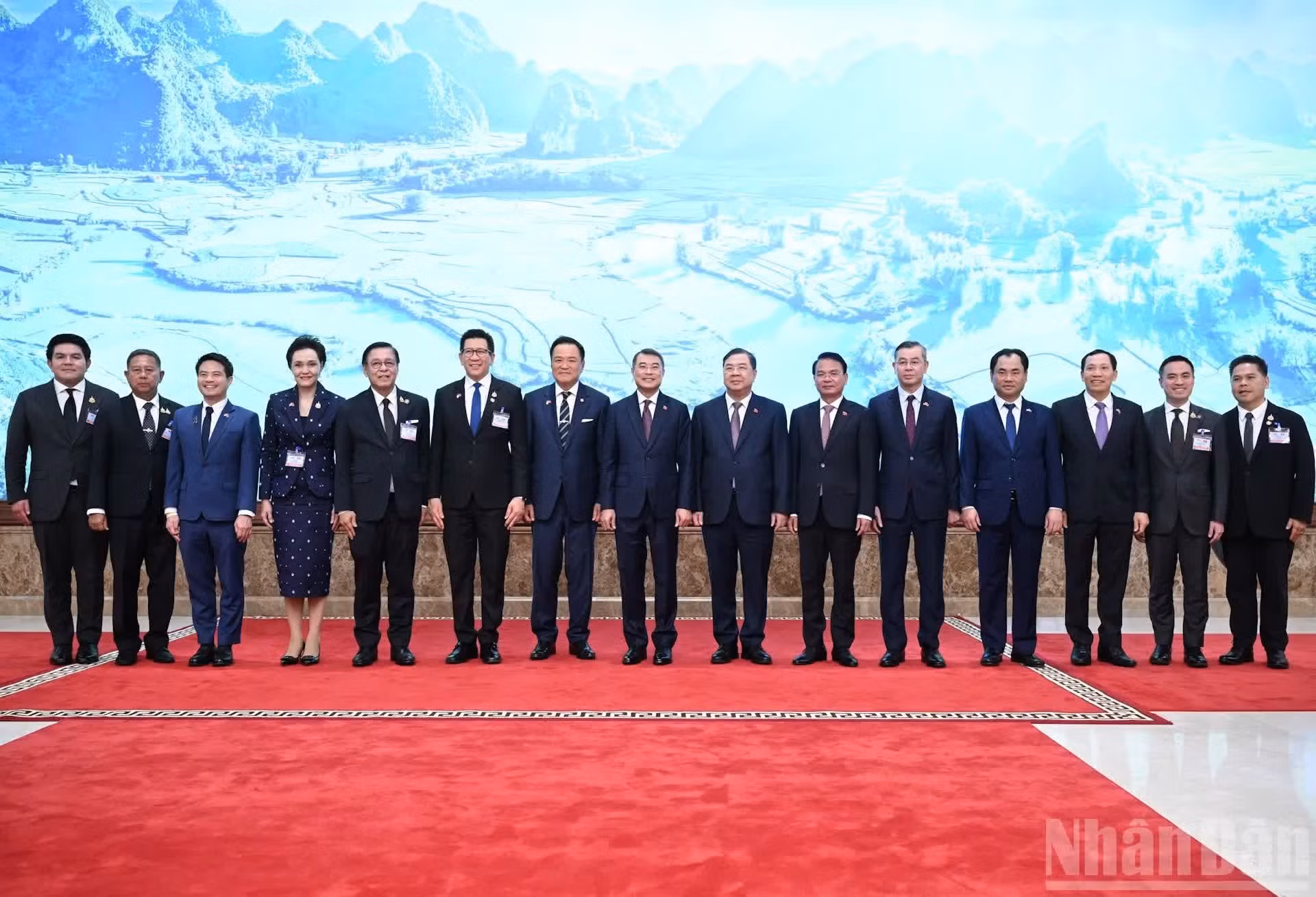 Los delegados posan para fotos.