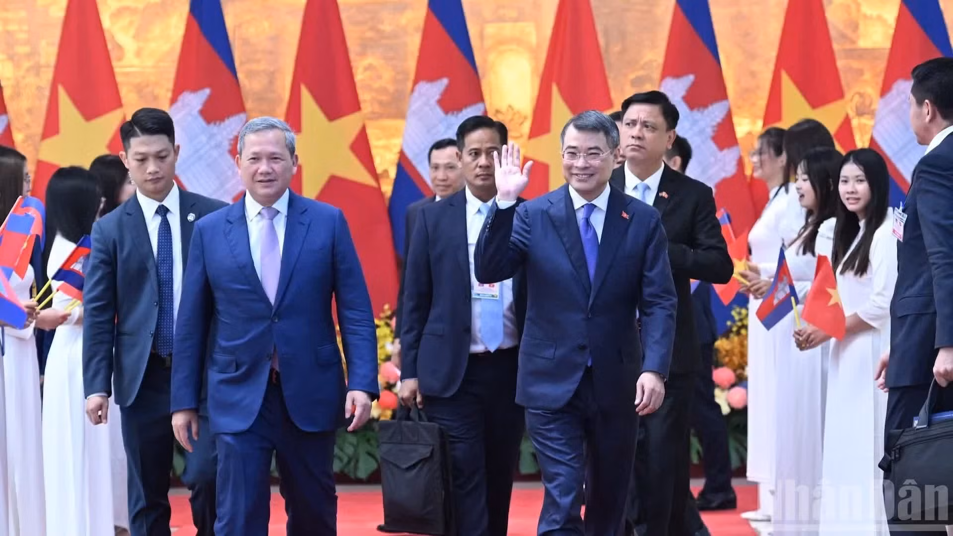 El primer ministro de Vietnam, Le Minh Hung, y su homólogo de Camboya, Samdech Moha Borvor Thipadei Hun Manet.