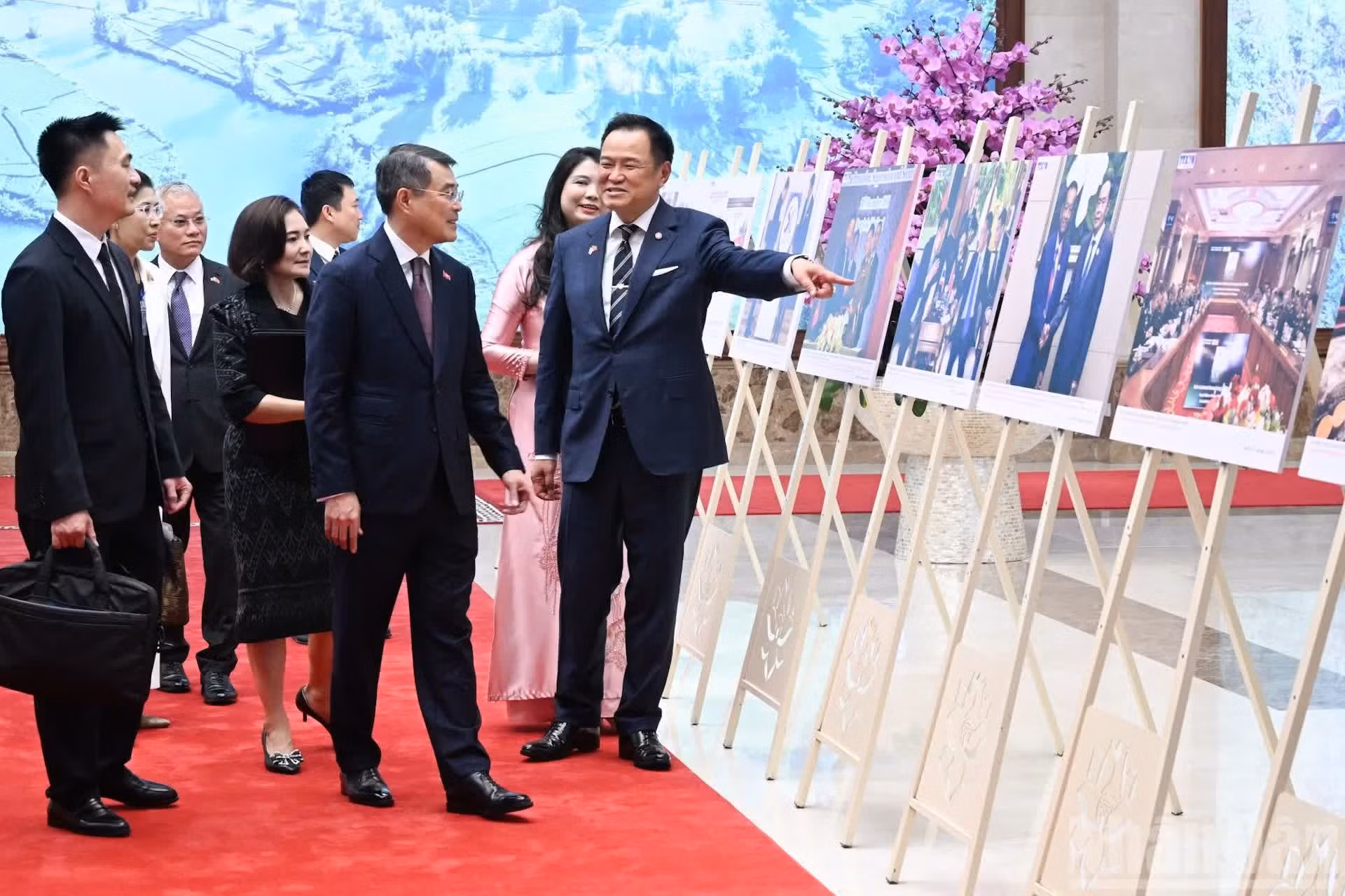 Los dos jefes de Gobierno recorren una exposición fotográfica sobre las relaciones Vietnam-Tailandia.