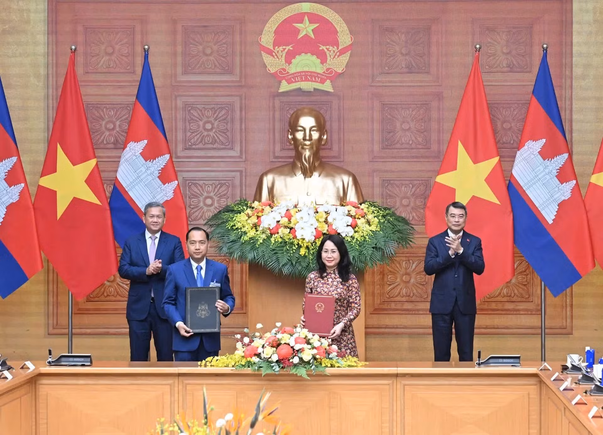 Los dos jefes de Gobierno presencian la entrega de un documento de cooperación entre el Ministerio de Cultura, Deportes y Turismo de Vietnam y el Ministerio de Información de Camboya para el período 2026-2030.
