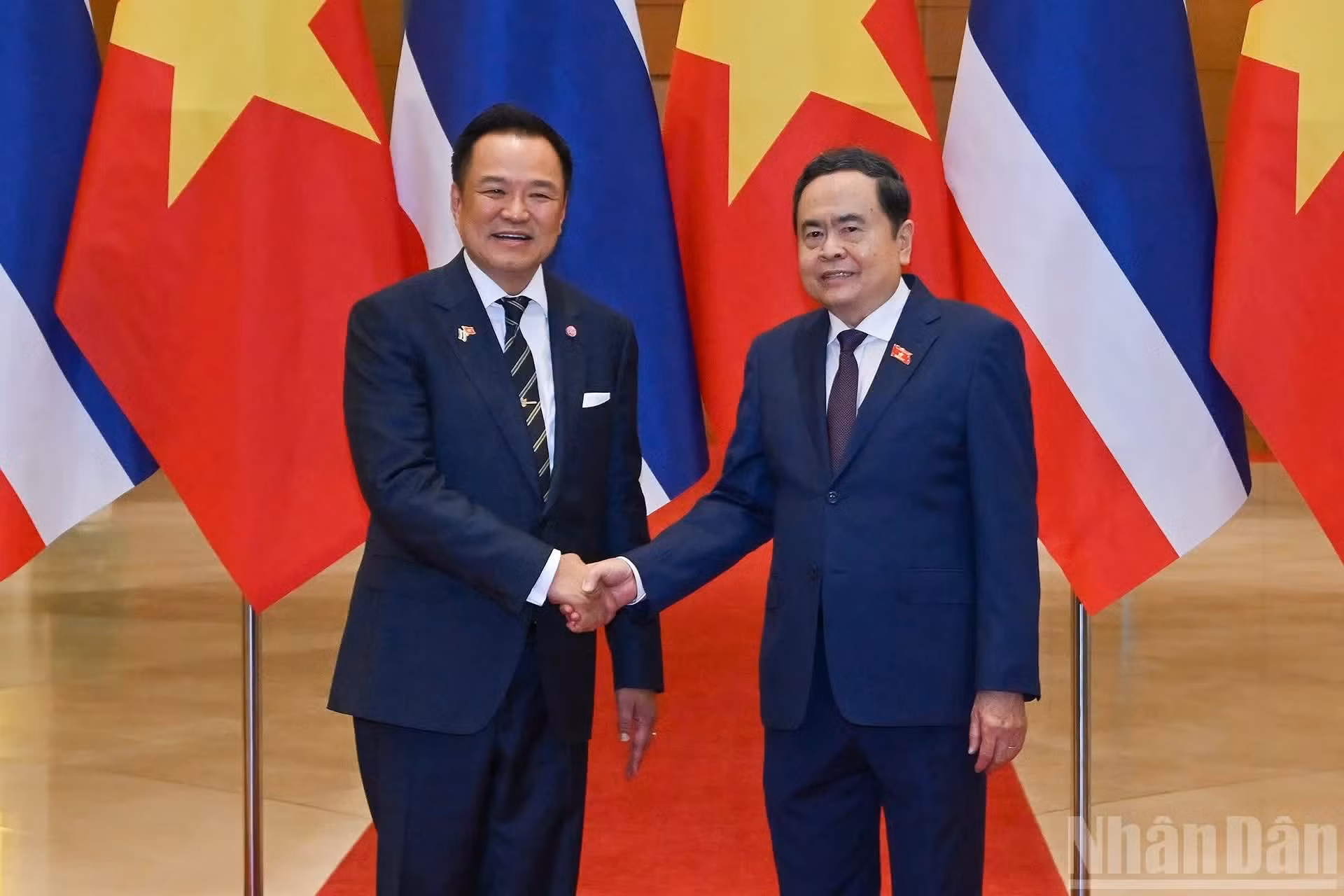 El presidente de la Asamblea Nacional de Vietnam, Tran Thanh Man, y el primer ministro de Tailandia, Anutin Charnvirakul.