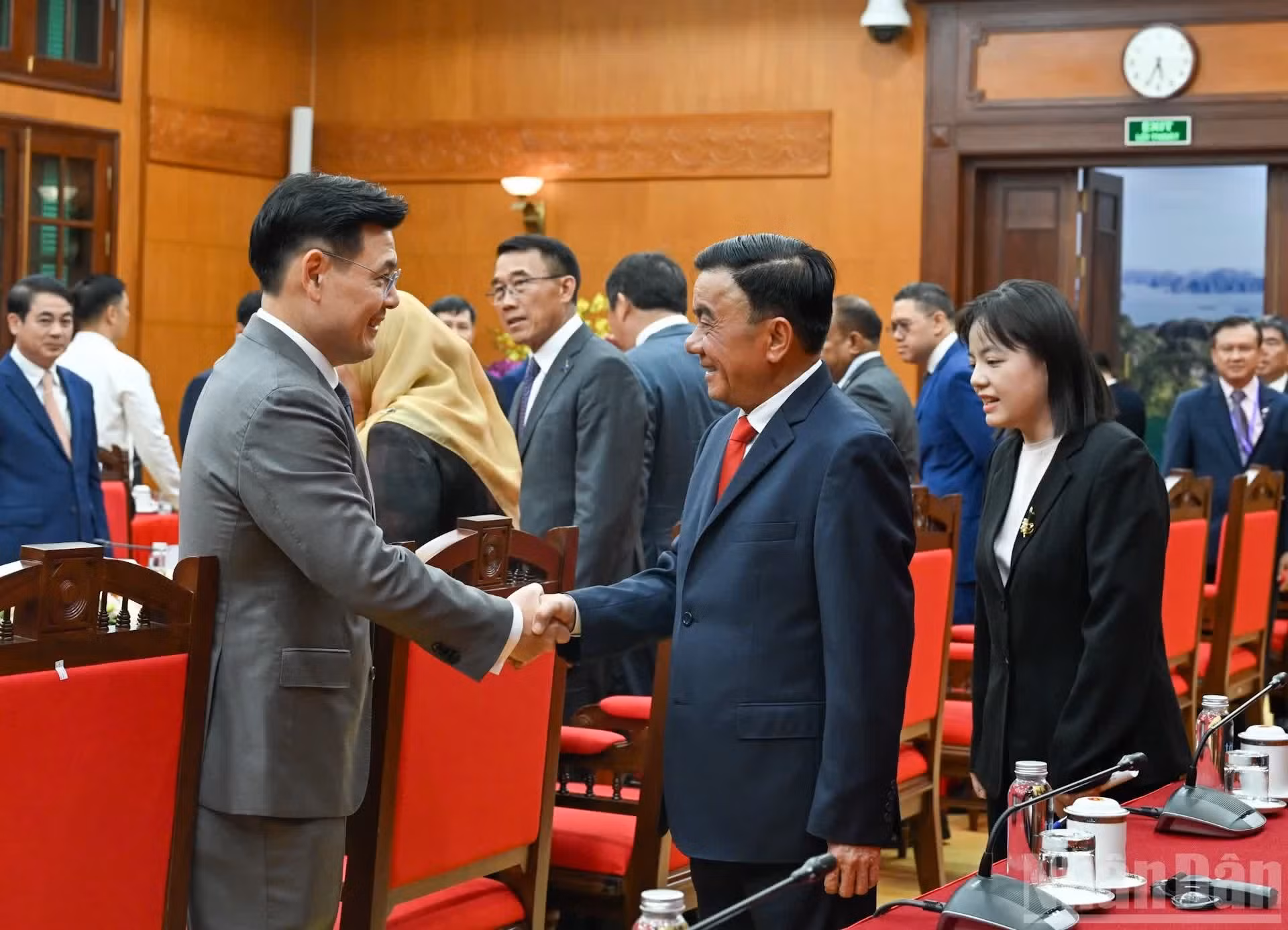 El miembro del Buró Político e integrante permanente del Secretariado del Comité Central del Partido Comunista de Vietnam, Tran Cam Tu, y delegados a la cita.