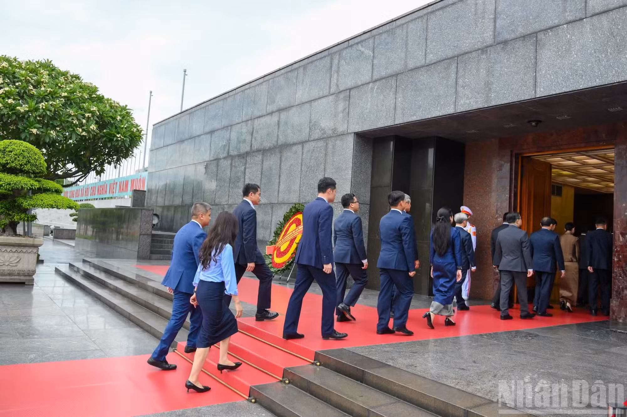 Los delegados avanzan al mausoleo.