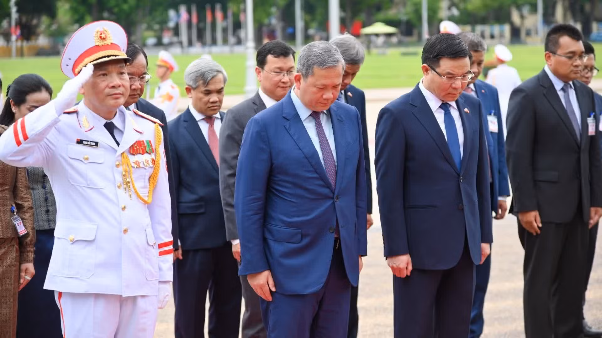 El primer ministro de Camboya, Samdech Moha Borvor Thipadei Hun Manet, al frente de una delegación de alto nivel, rinde homenaje al Presidente Ho Chi Minh.