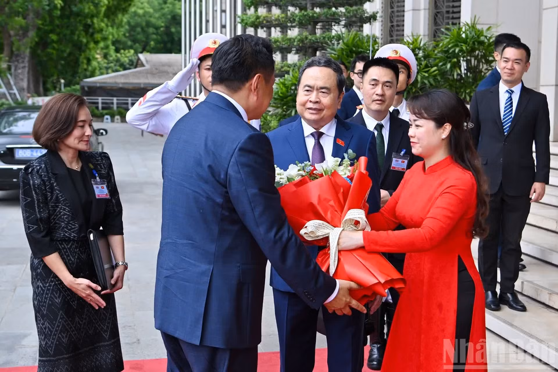 El primer ministro Anutin Charnvirakul recibe flores de bienvenida de la Oficina de la Asamblea Nacional de Vietnam.