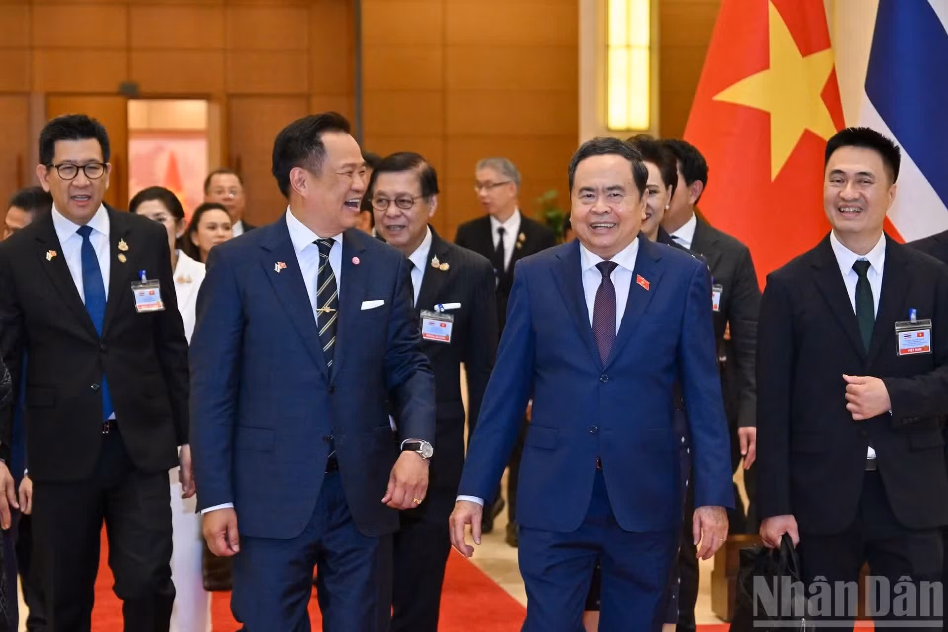 El presidente de la Asamblea Nacional de Vietnam, Tran Thanh Man, y el primer ministro de Tailandia, Anutin Charnvirakul, luego de la reunión.
