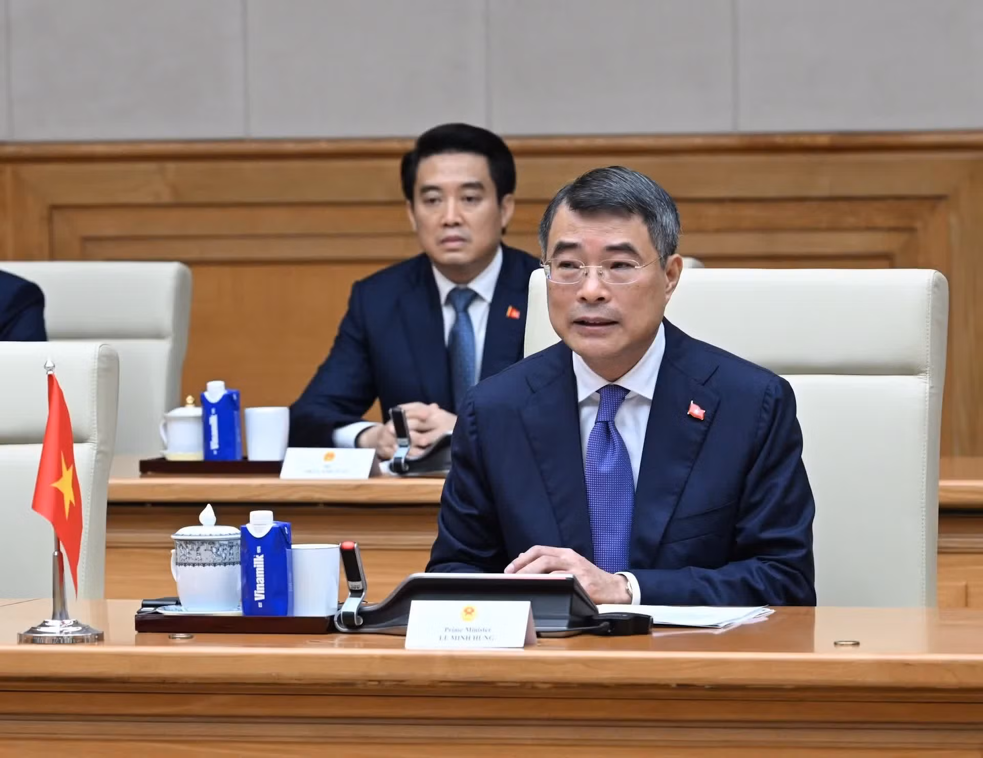 El primer ministro de Vietnam, Le Minh Hung, interviene en la reunión.
