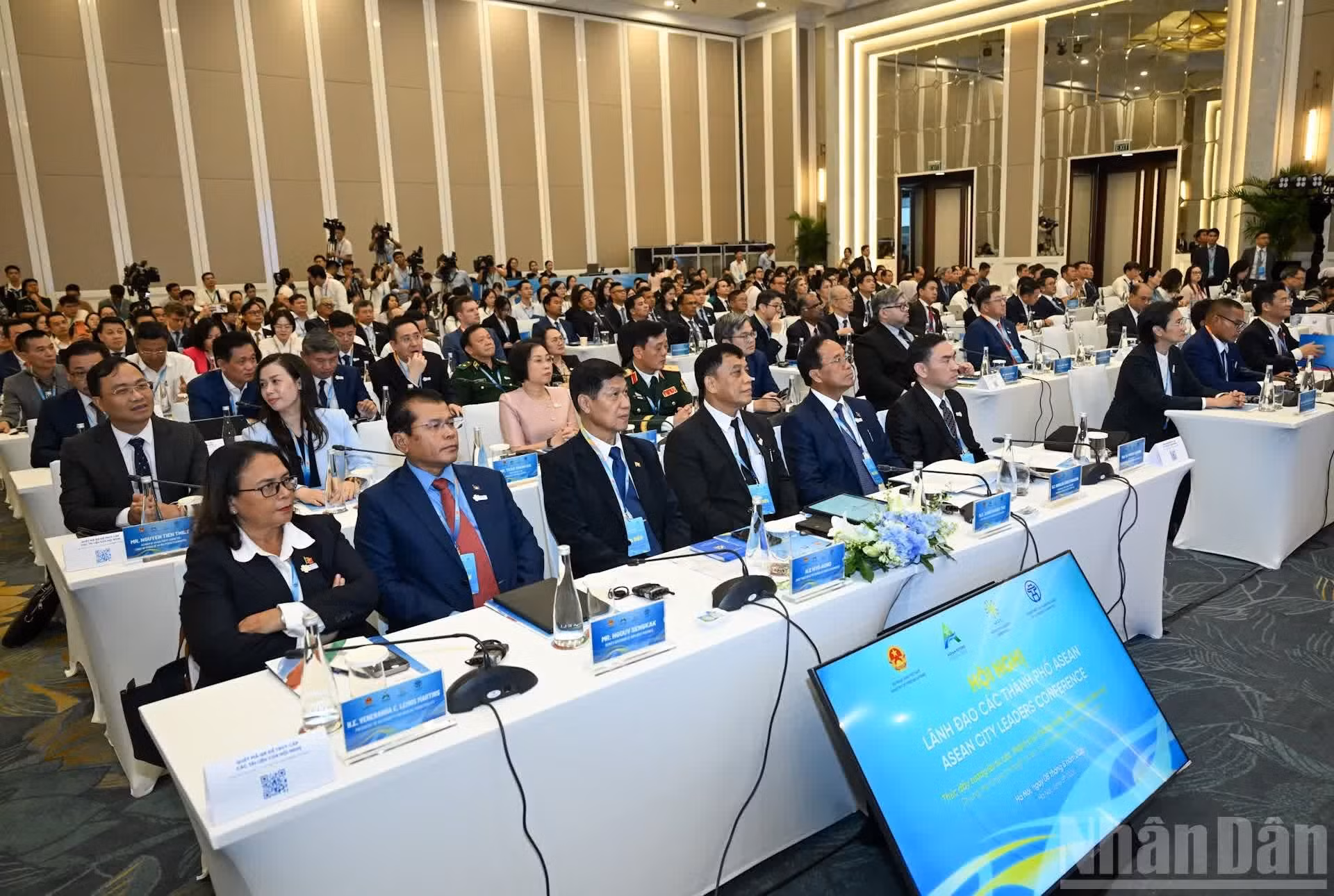 Representantes de las autoridades de Hanói y localidades de los países de la Asean en la cita.