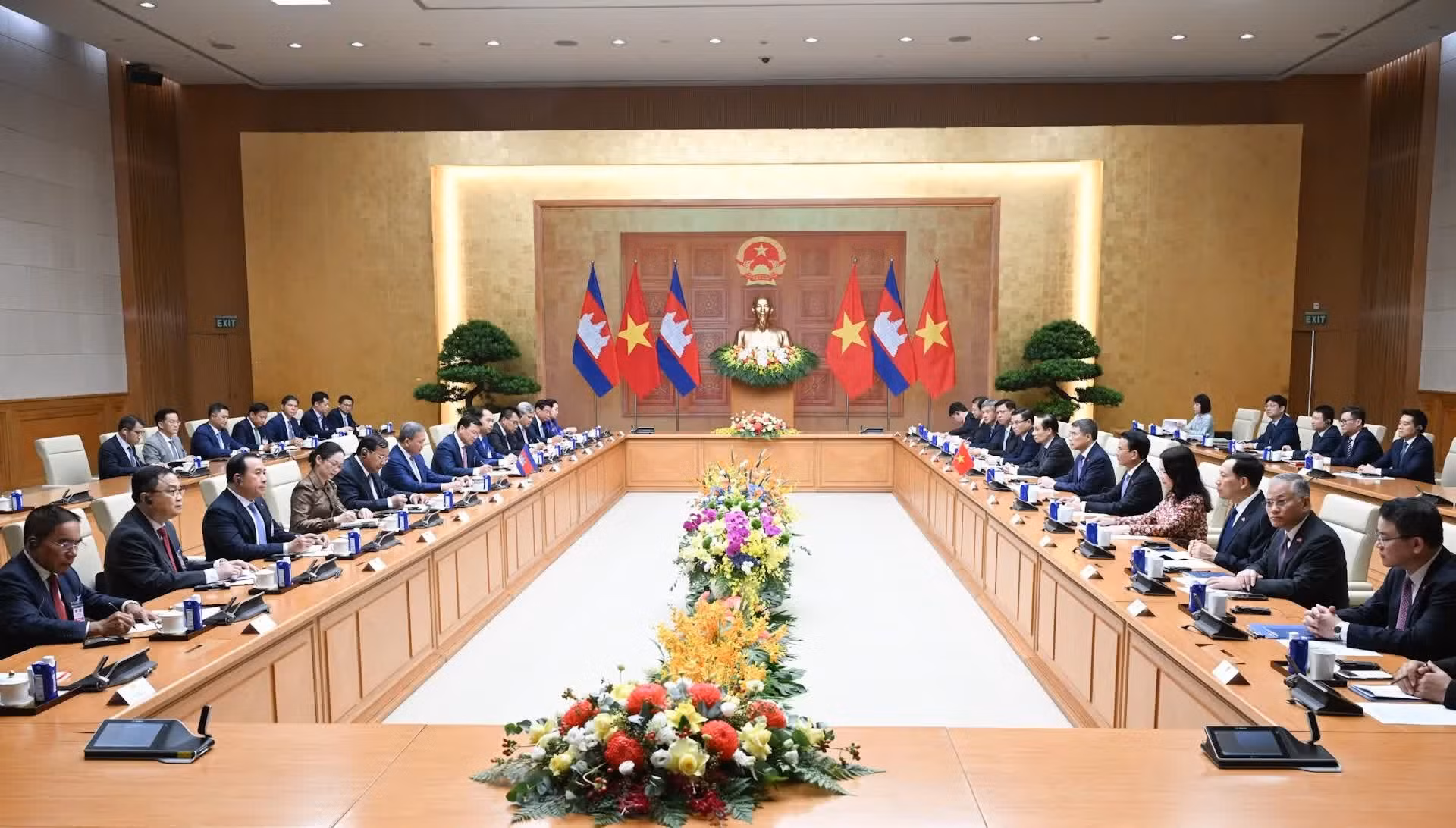 Vista de la conversación entre el primer ministro de Vietnam, Le Minh Hung, y su par camboyano, Samdech Moha Borvor Thipadei Hun Manet.