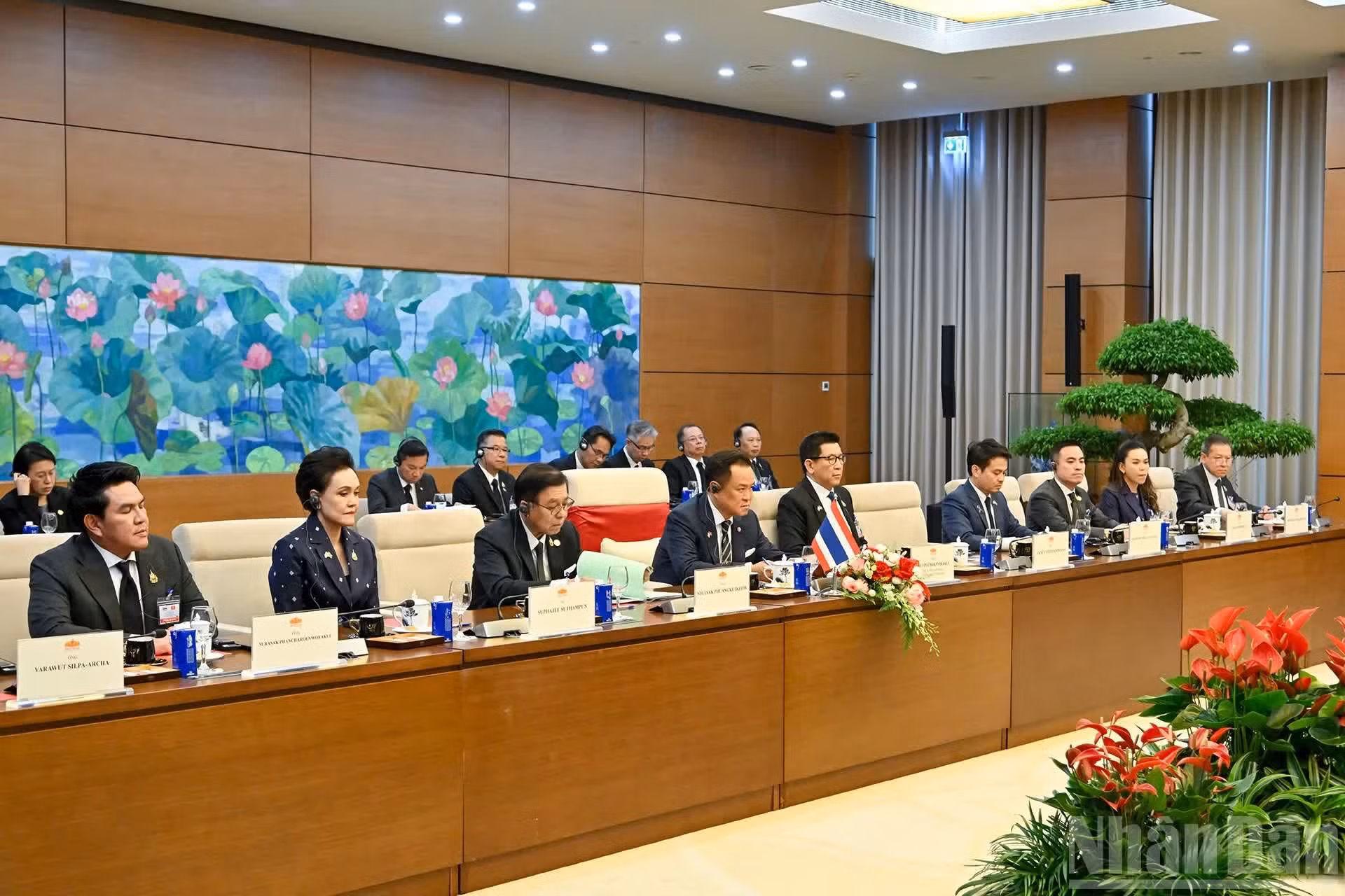 El primer ministro de Tailandia, Anutin Charnvirakul, y sus acompañantes.
