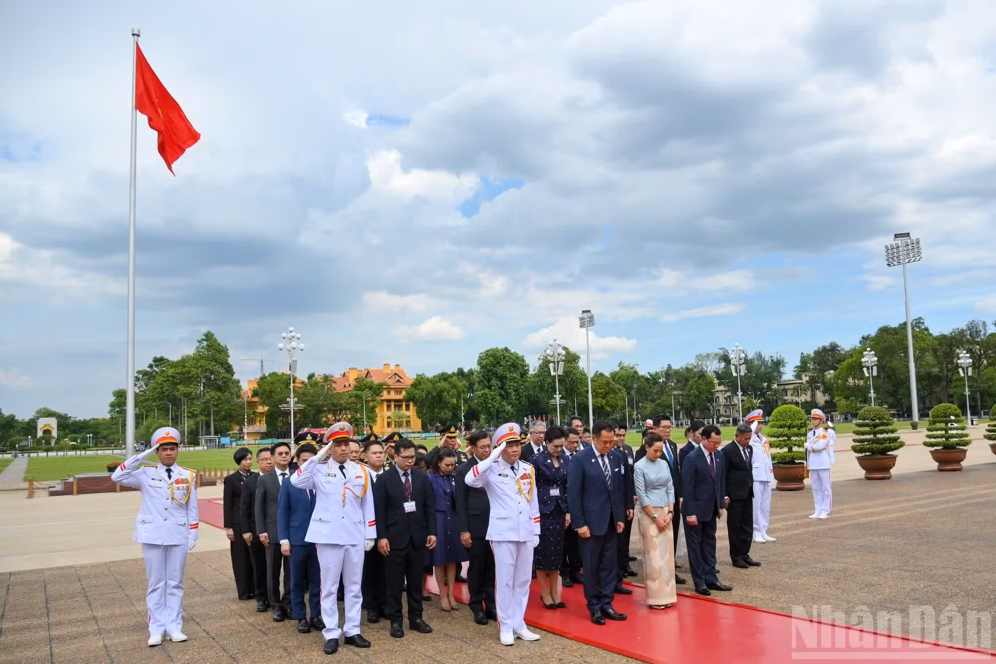 Los delegados presentan sus respetos al líder del pueblo vietnamita.