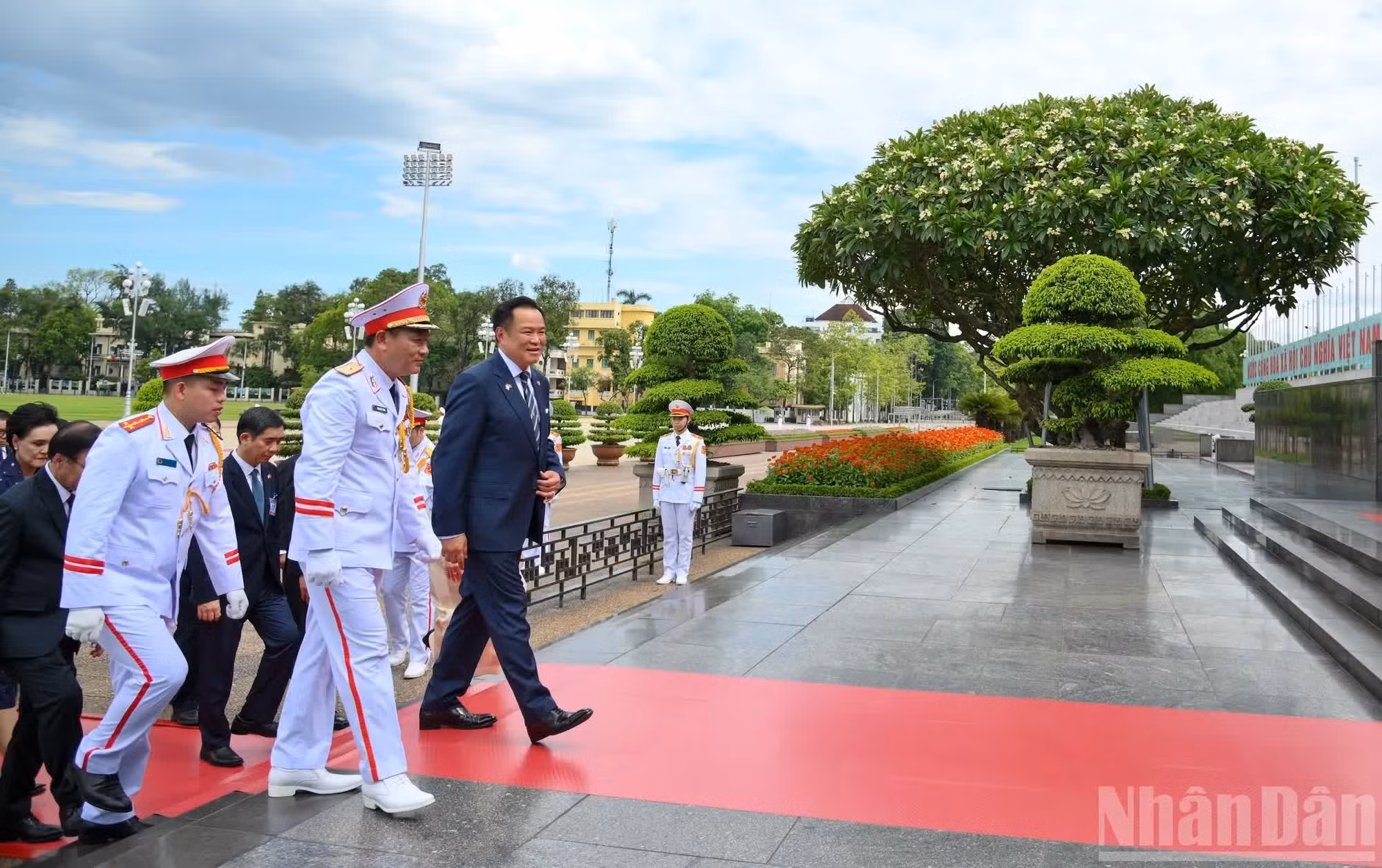 El jefe de Gobierno tailandés entra al mausoleo.