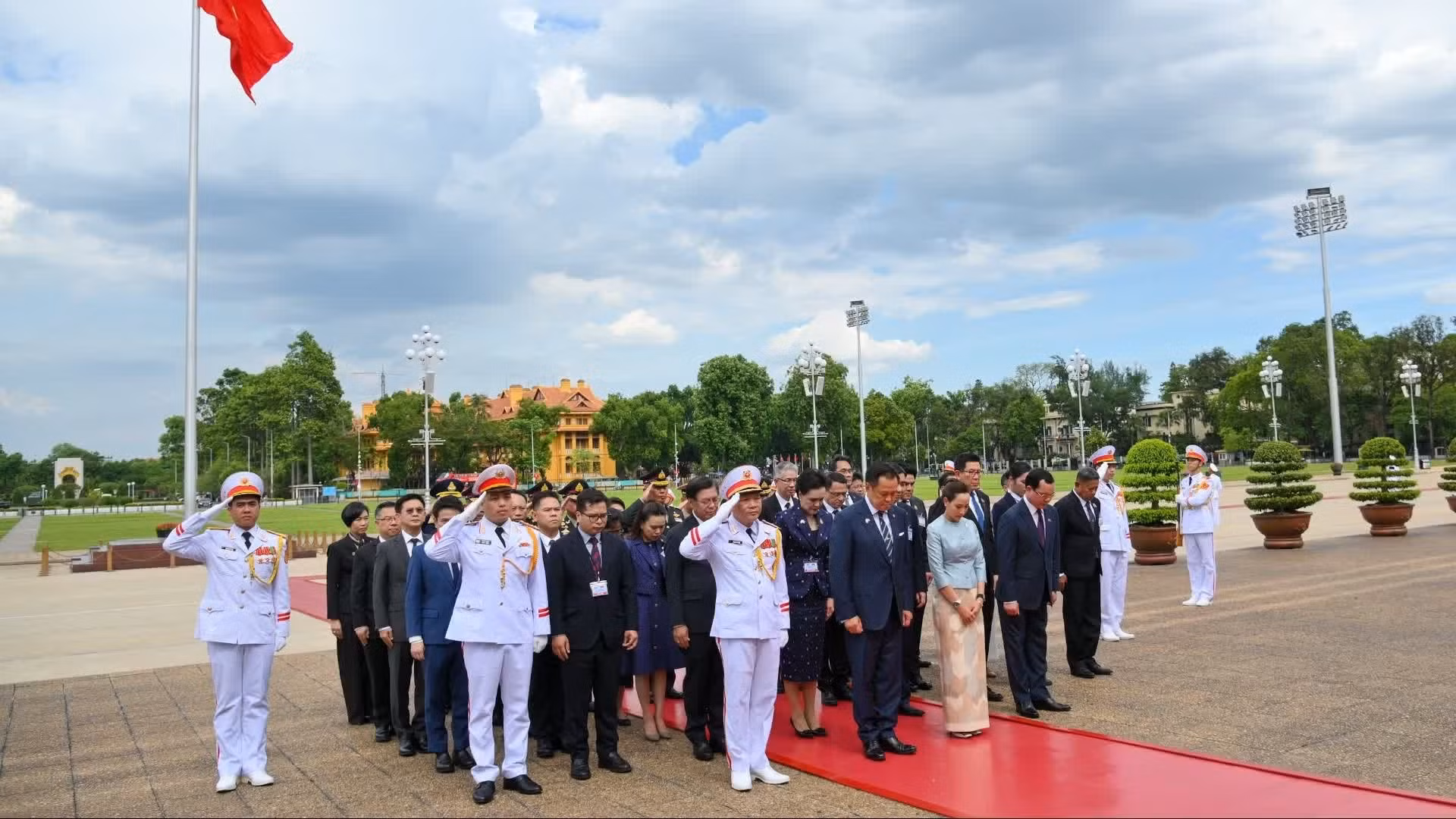 El primer ministro de Tailandia, Anutin Charnvirakul, y sus acompañantes rinden homenaje al Presidente Ho Chi Minh.