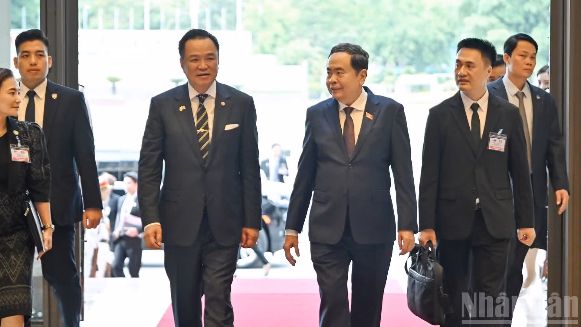 El presidente de la Asamblea Nacional de Vietnam, Tran Thanh Man, y el primer ministro de Tailandia, Anutin Charnvirakul.