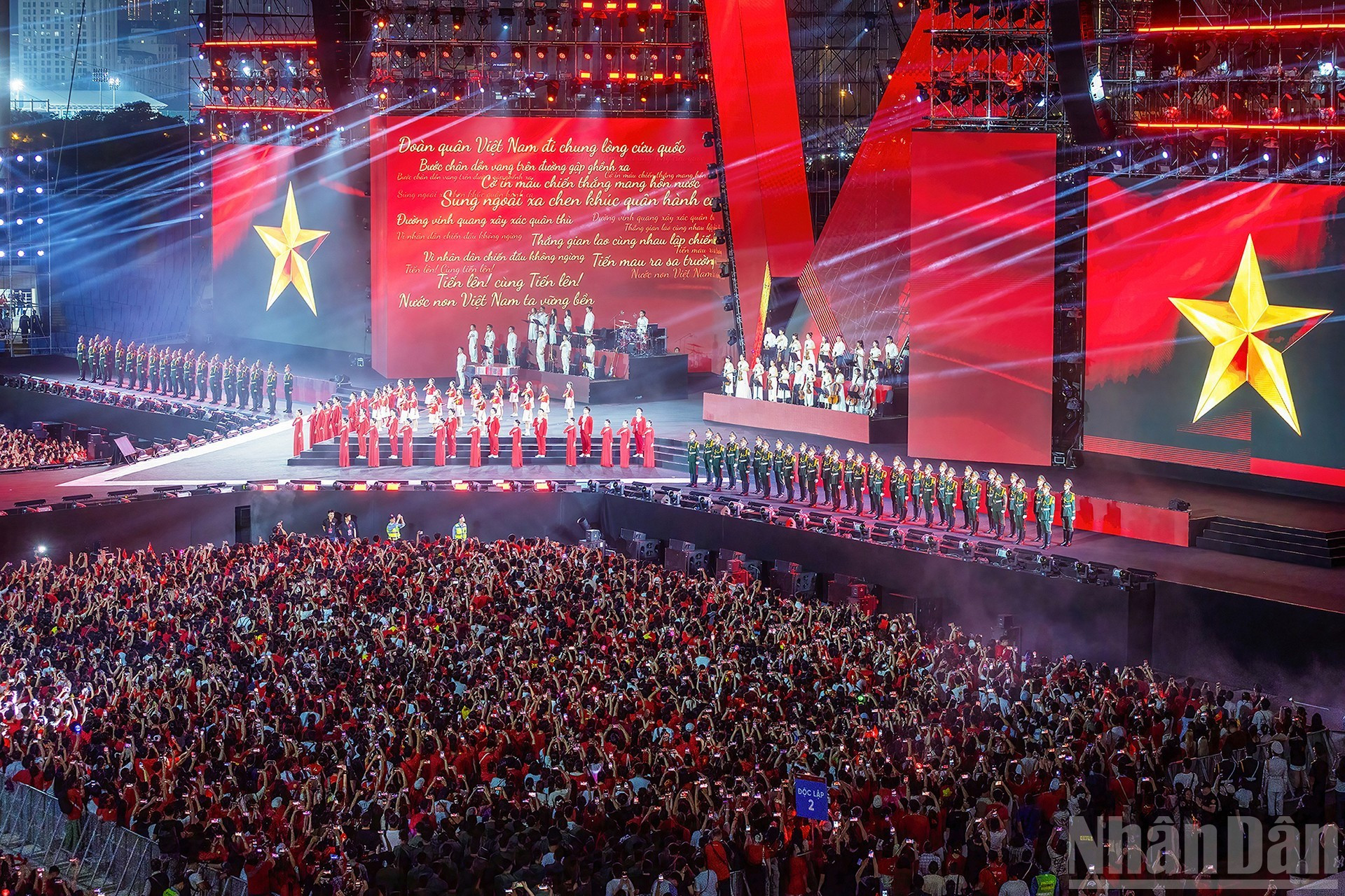 Uniendo la voz en “Marcha al Frente” (himno nacional de Vietnam). (Foto: Pham Quoc Dung) Uniendo la voz en “Marcha al Frente” (himno nacional de Vietnam). (Foto: Pham Quoc Dung)