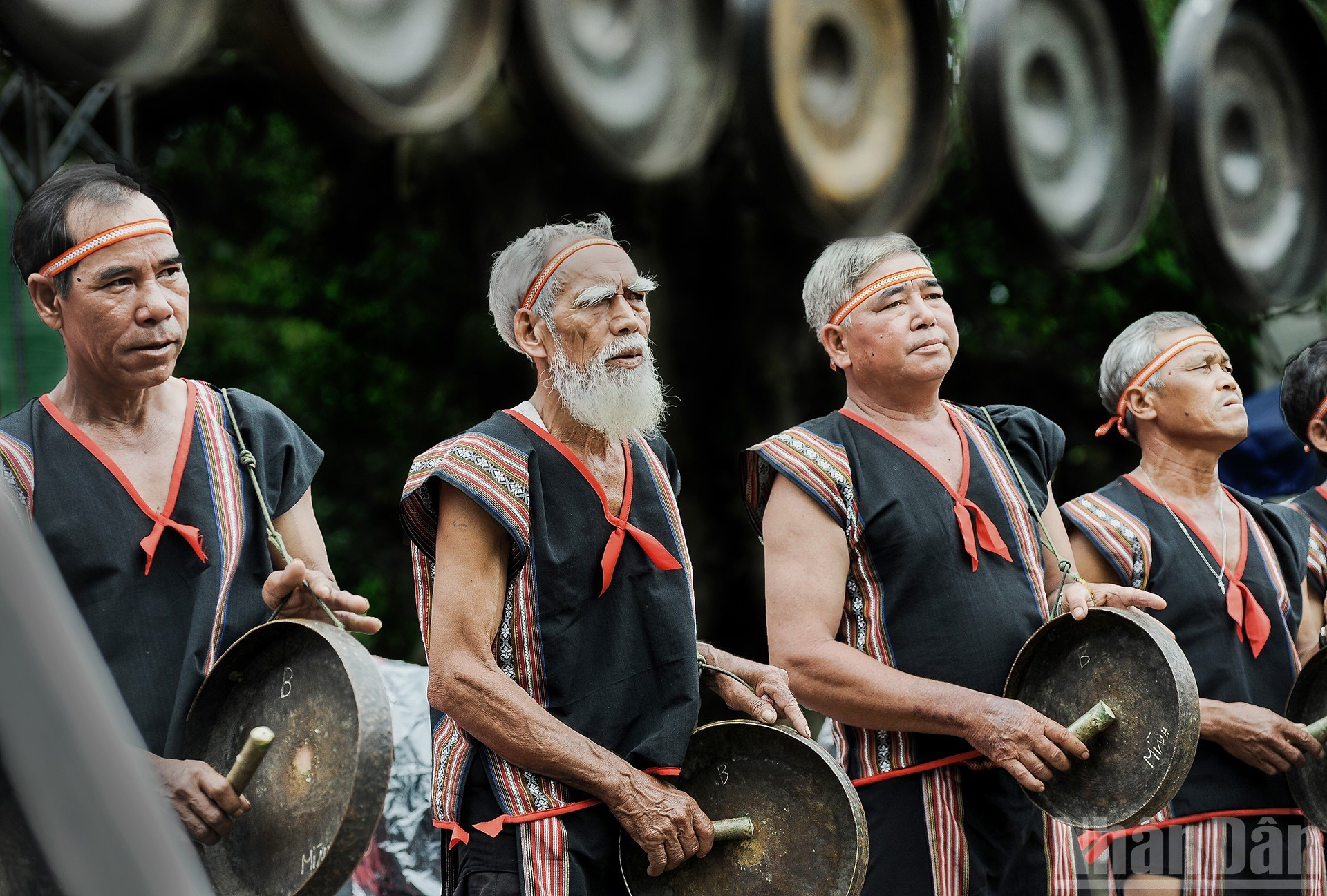 Artesanos de la etnia Bahnar, los que conservan y transmiten a las generaciones posteriores los valores culturales tradicionales. (Photo: Huy Dang) Artesanos de la etnia Bahnar, los que conservan y transmiten a las generaciones posteriores los valores culturales tradicionales. (Photo: Huy Dang)
