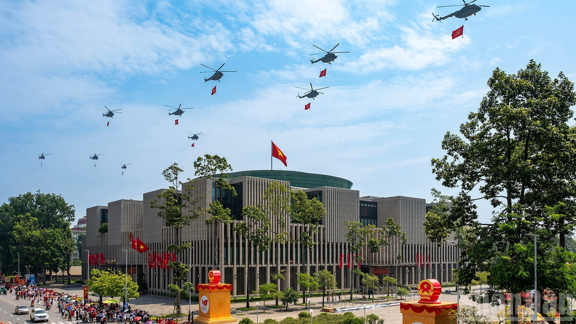 Una escuadrilla de 10 helicópteros, portando la bandera del Partido Comunista de Vietnam y la bandera nacional, sobrevuela la plaza de Ba Dinh. (Foto: Giang Huy)