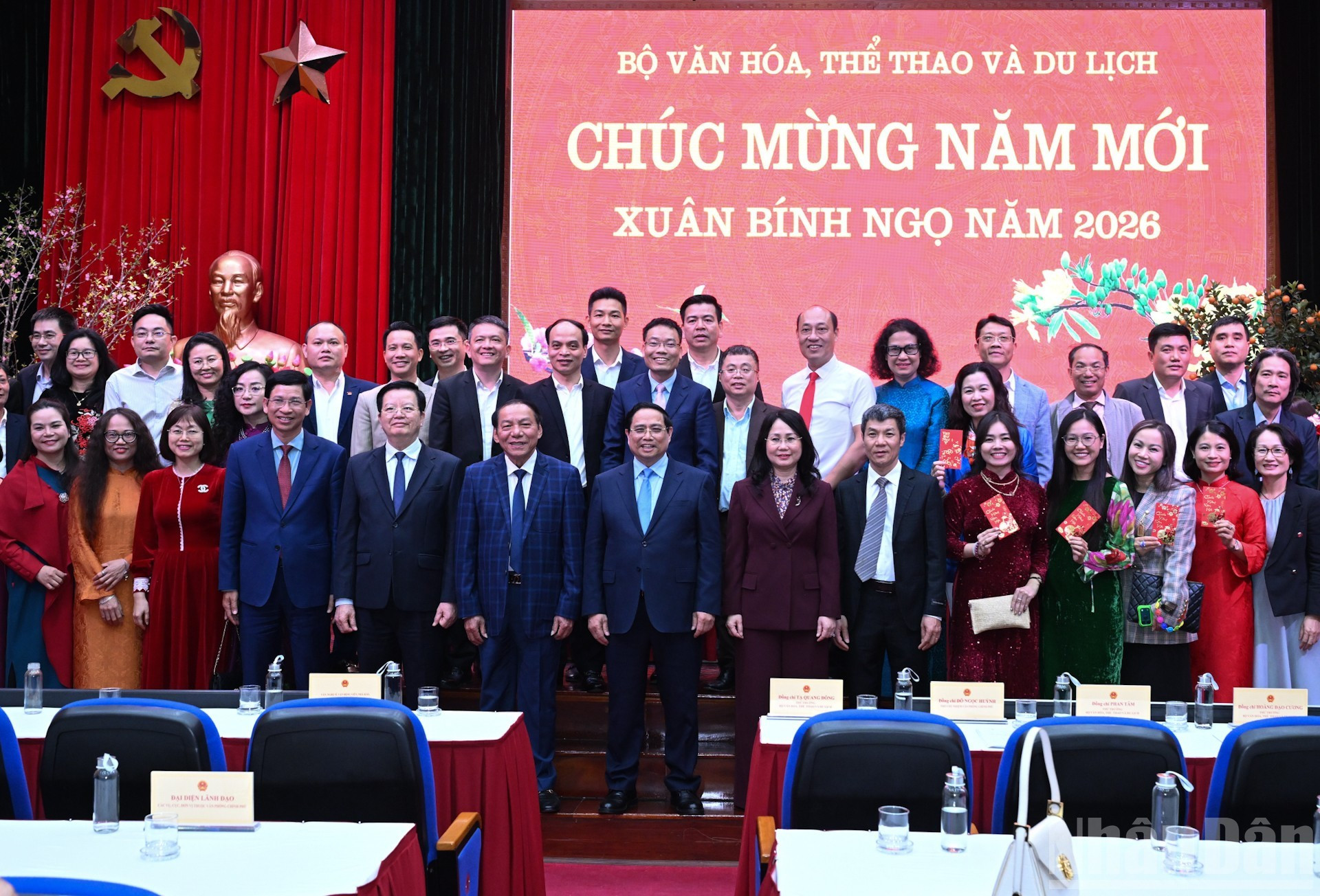 El primer ministro Pham Minh Chinh y delegados a la cita.
