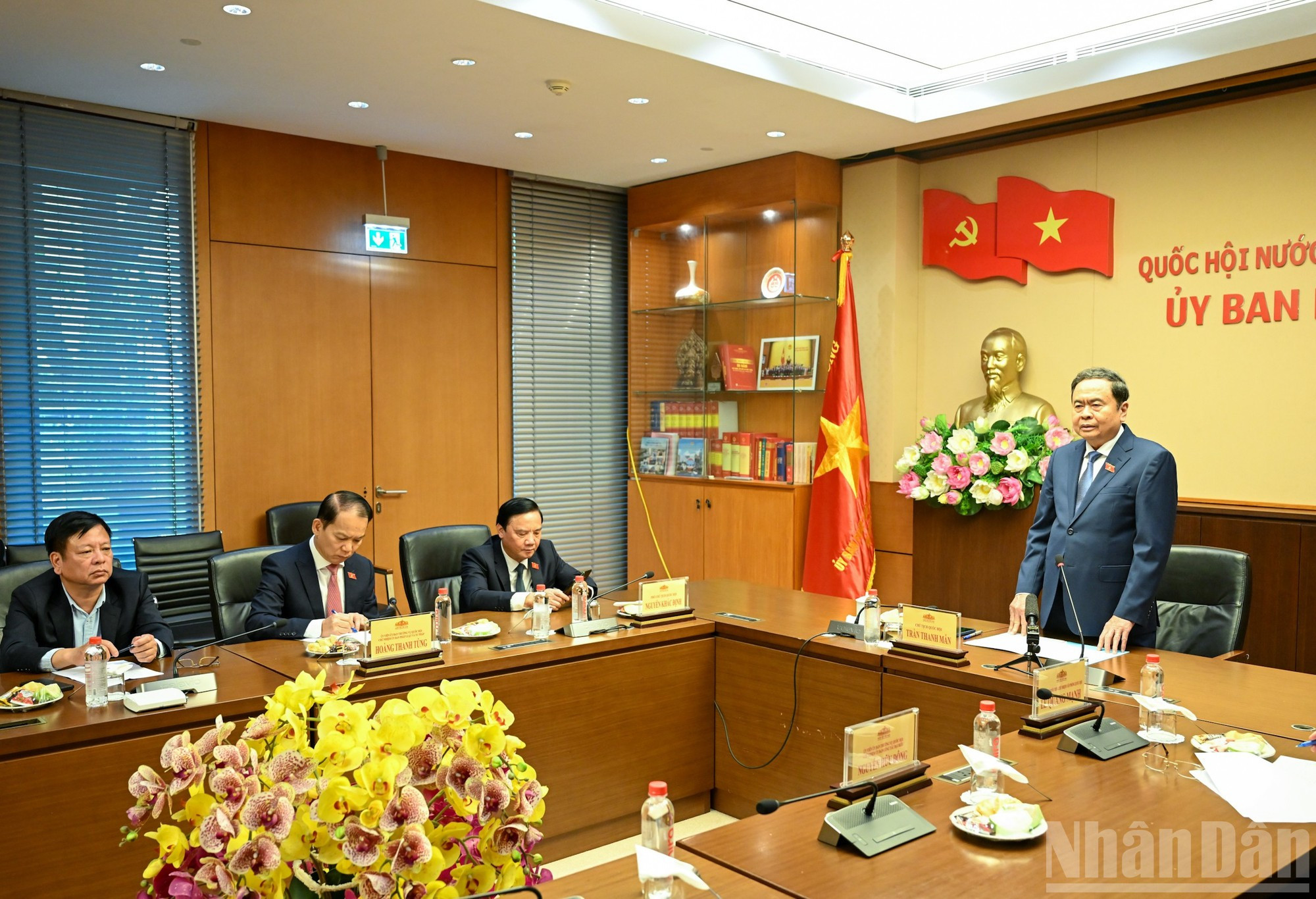 El presidente de la AN, Tran Thanh Man, transmite sus deseos por el Tet a los funcionarios y les asigna tareas.