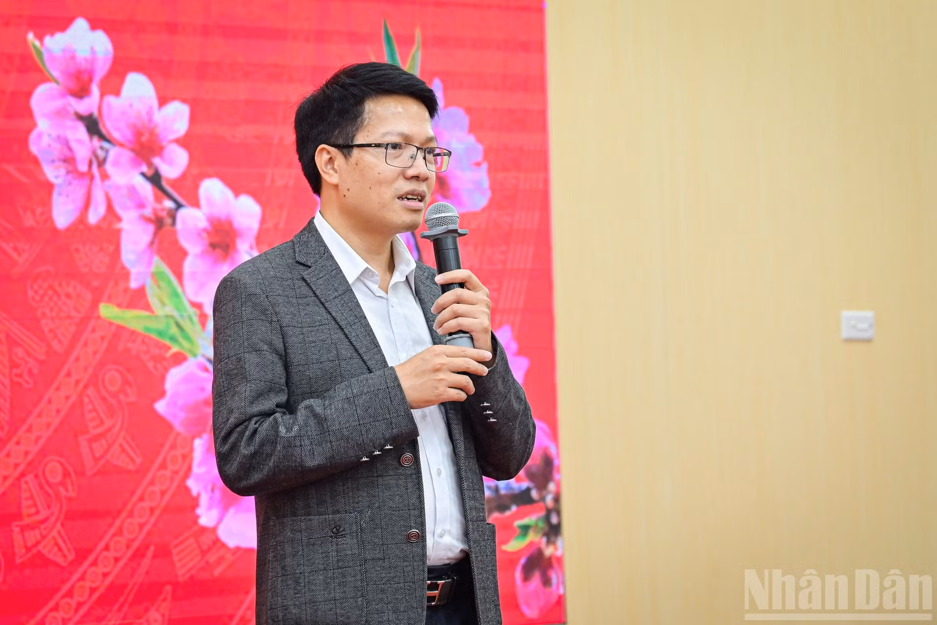 El periodista y poeta Khuc Hong Thien en su intervención.