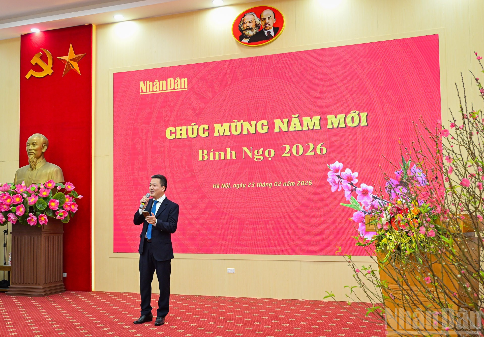 Phan Huy Thang, jefe de la Secretaría Editorial y miembro del Consejo Editorial de Nhan Dan, lee un poema sobre el Tet.