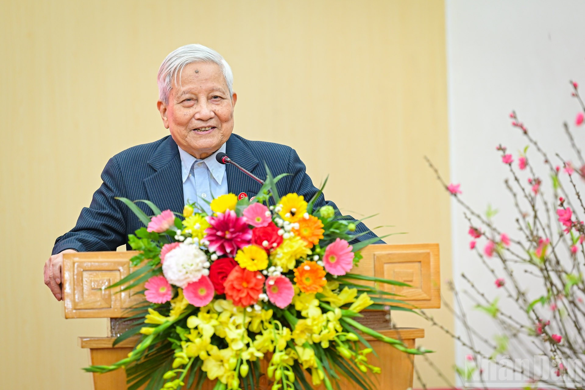 El expresidente - editor de este organismo, Ha Dang, toma la palabra.