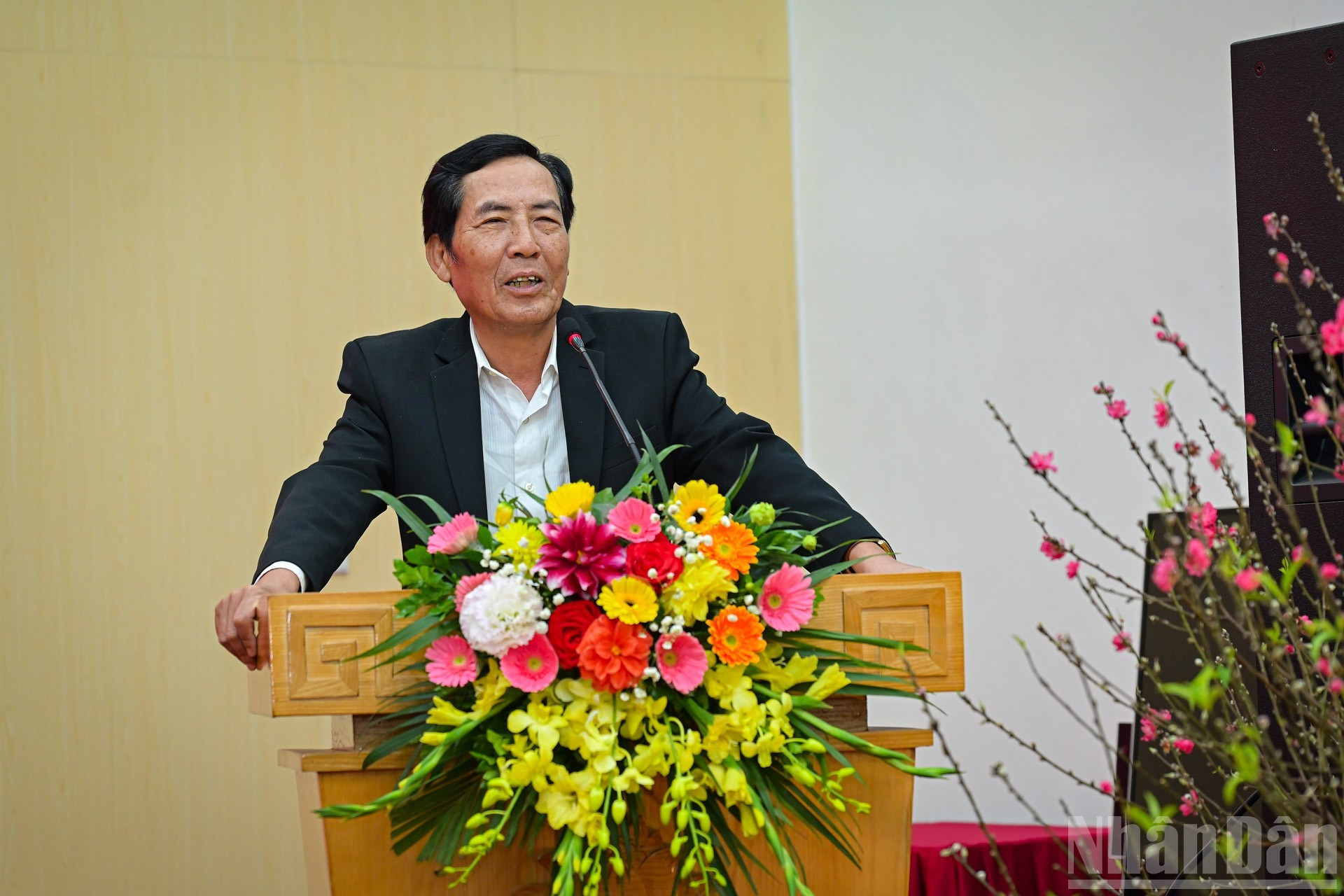 El expresidente y editor de este organismo, Thuan Huu, toma la palabra.