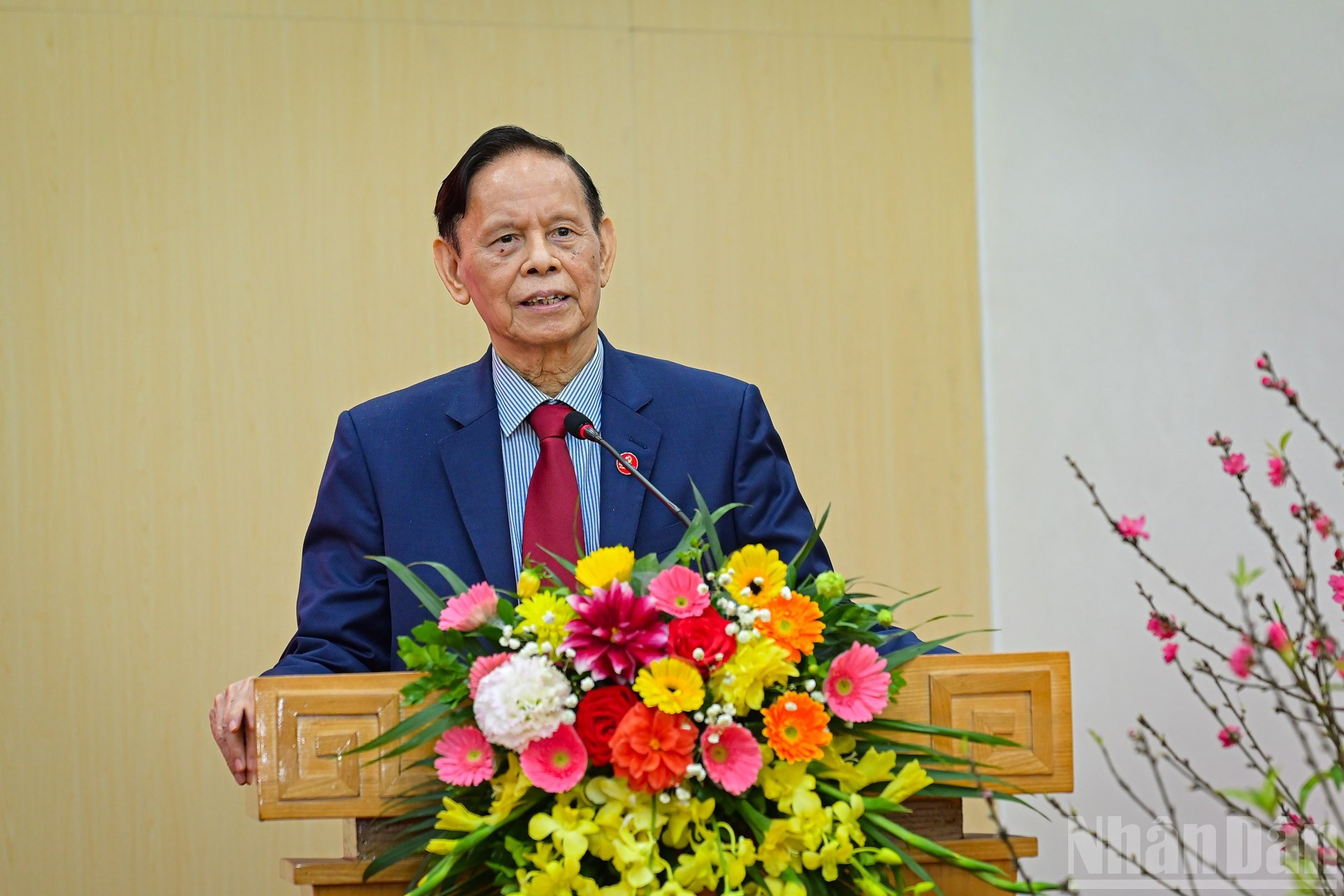 El expresidente y editor de este organismo, Hong Vinh, toma la palabra.