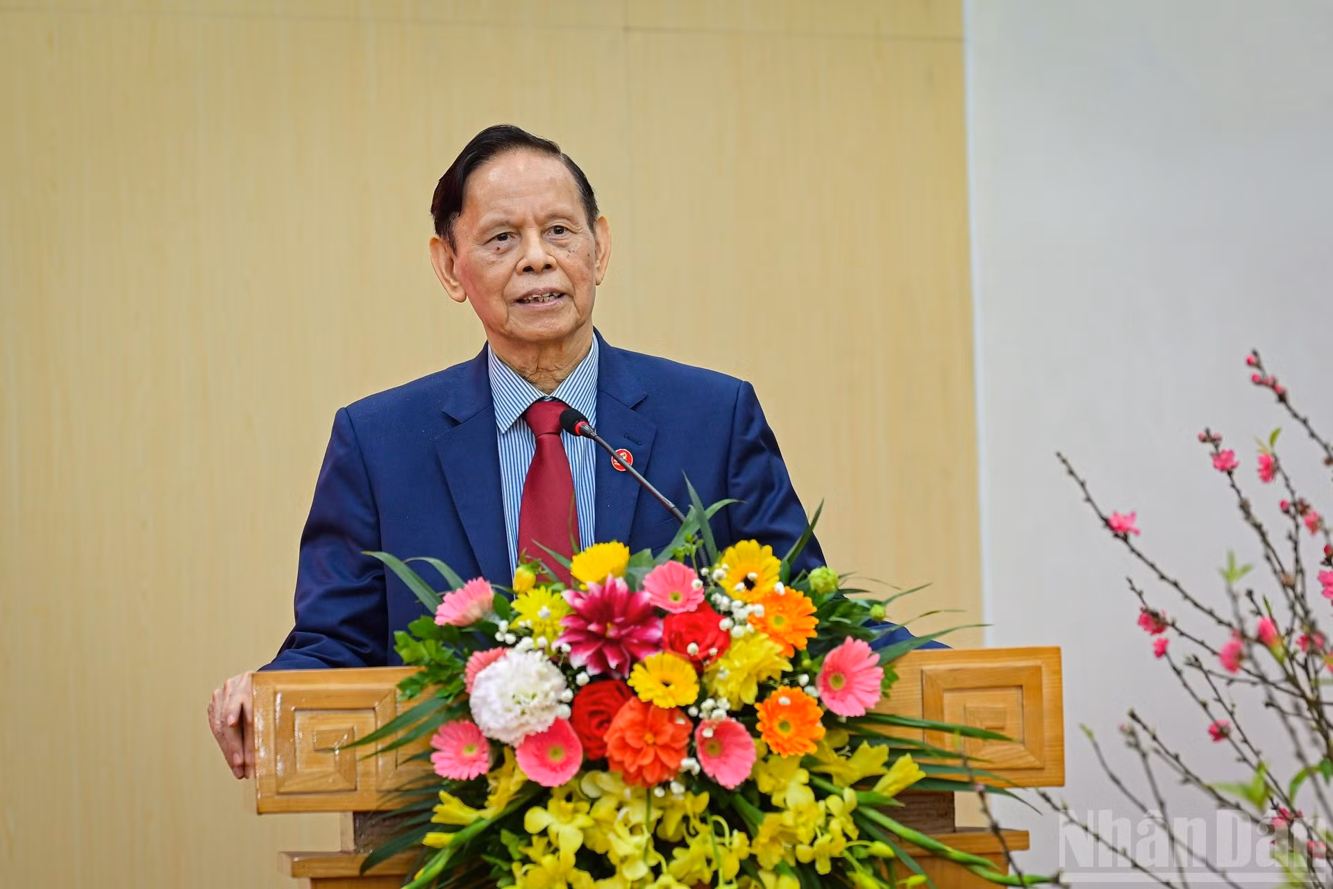 El expresidente y editor de este organismo, Hong Vinh, toma la palabra.