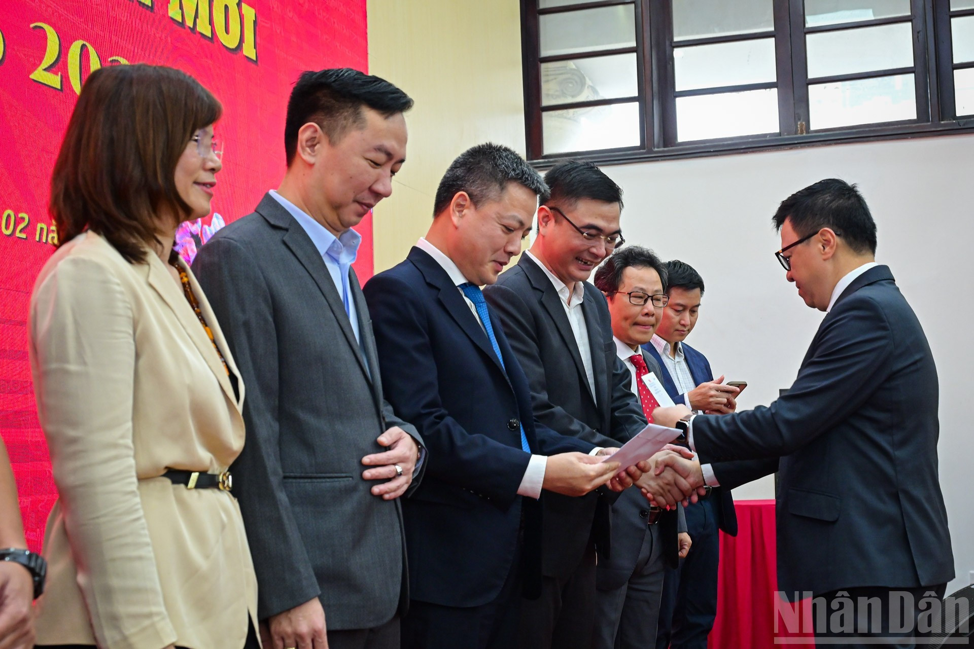 El compañero Le Quoc Minh entrega regalos por el Año Nuevo Lunar a representantes de los departamentos de Nhan Dan.