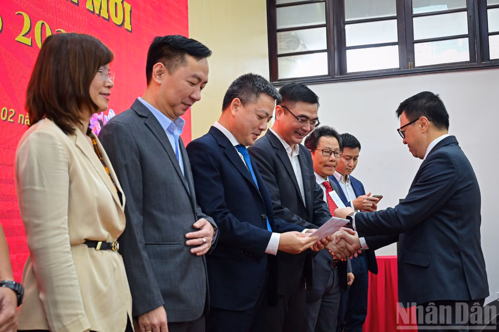 El compañero Le Quoc Minh entrega regalos por el Año Nuevo Lunar a representantes de los departamentos de Nhan Dan.